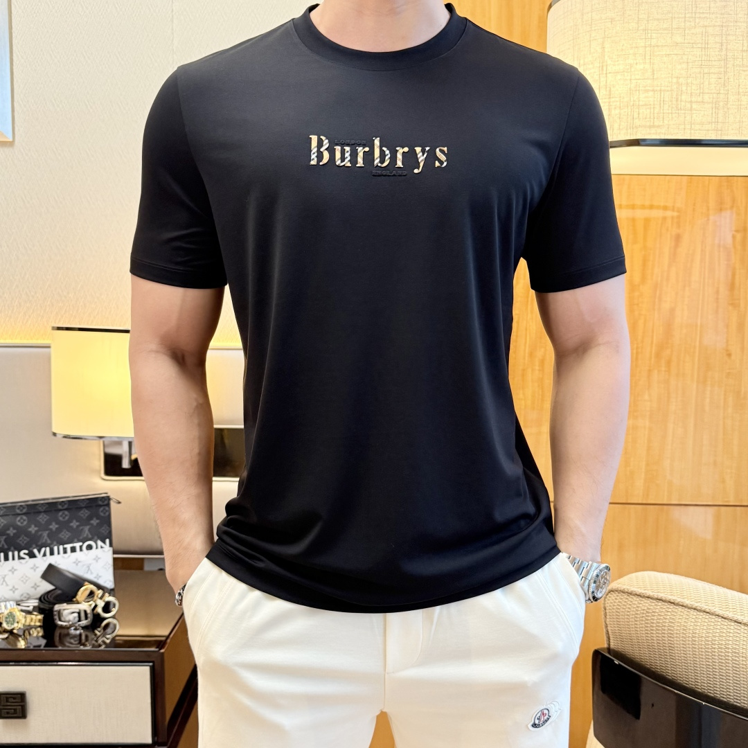 NO:776627,Burberry - 2026ss Year of the Horse Spring and Summer boutique short-sleeved T-shirt. Official website synchronization. High-end quality. Customized top-grade mercerized cotton fabric, 1:1 production by top manufacturers, fashionable brand heavy craftsmanship logo design, soft and delicate feel. Skin-friendly and comfortable to wear. Versatile and casual. The upper body is very good. Handsome. A must-have for trendy men. Size M-3XL. Can wear up to 200 pounds!  ,,burberry,T-shirt,tees,t-shirt,19860909巴宝莉 - 2026ss马年贺岁款春夏精品短袖T恤 官网同步 高端品质 定制顶级丝光棉面料,顶级大厂1:1制作,时尚大牌重工艺logo设计,手感柔软细腻 穿着亲肤舒适 百搭休闲 上身非常赞 帅气 潮男必备品 尺码M-3XL 最大可穿200斤！,,burberry,T-shirt,tees，t-shirt,,Men's clothing