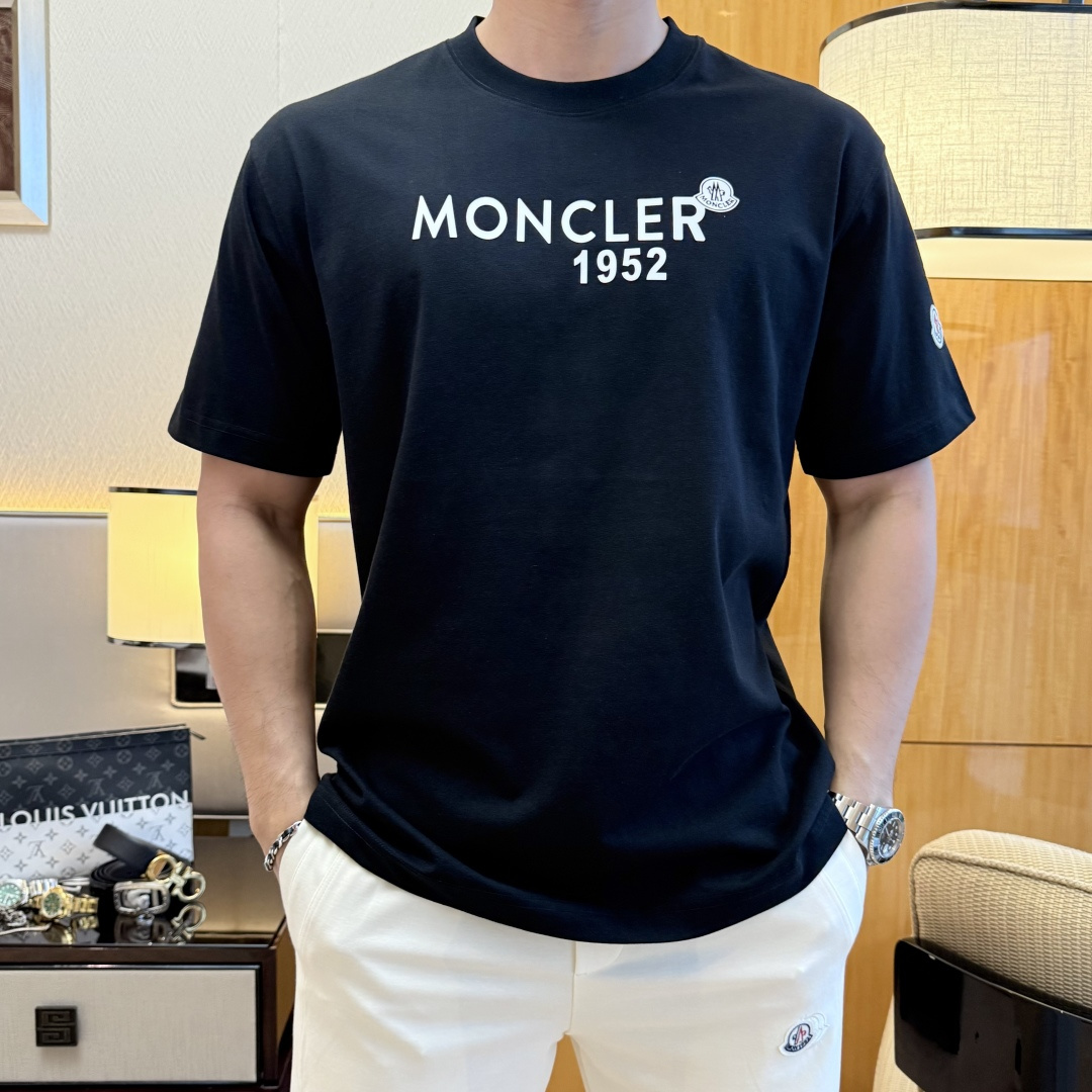 NO:776622,Meng Mouth - 2026 Year of the Horse spring and summer new men's wide-edition short-sleeved T-shirt, urban casual style, a very design item, top-grade foreign merchants provide customized cotton fabrics, extremely comfortable and breathable, positive skin-friendly, subverting the comfort experience brought by traditional fabrics, exquisite craftsmanship and accessories. The brand LOGO pattern on the chest is made with unique craftsmanship, with strong style. Original tailoring, meticulous detail processing better highlights its quality. Loose size S-XXL  Can wear up to 210 pounds!  ,,Moncler,T-shirt,tees,t-shirt,19860909蒙口 - 2026马年春夏新款男士阔版短袖T恤,都市休闲风格,极具设计感的一款单品,顶级外商客供定制棉面料,上手极微舒适透气,亲肤性积极,颠覆传统面料所带来的舒适体验,工艺辅料考究.胸前品牌LOGO图案以独特工艺制作而成,风格性极强.原版剪裁,一丝不苟细节处理更佳彰显其品质.宽松尺码S-XXL 最大可穿210斤！,,Moncler,T-shirt,tees，t-shirt,,Men's clothing