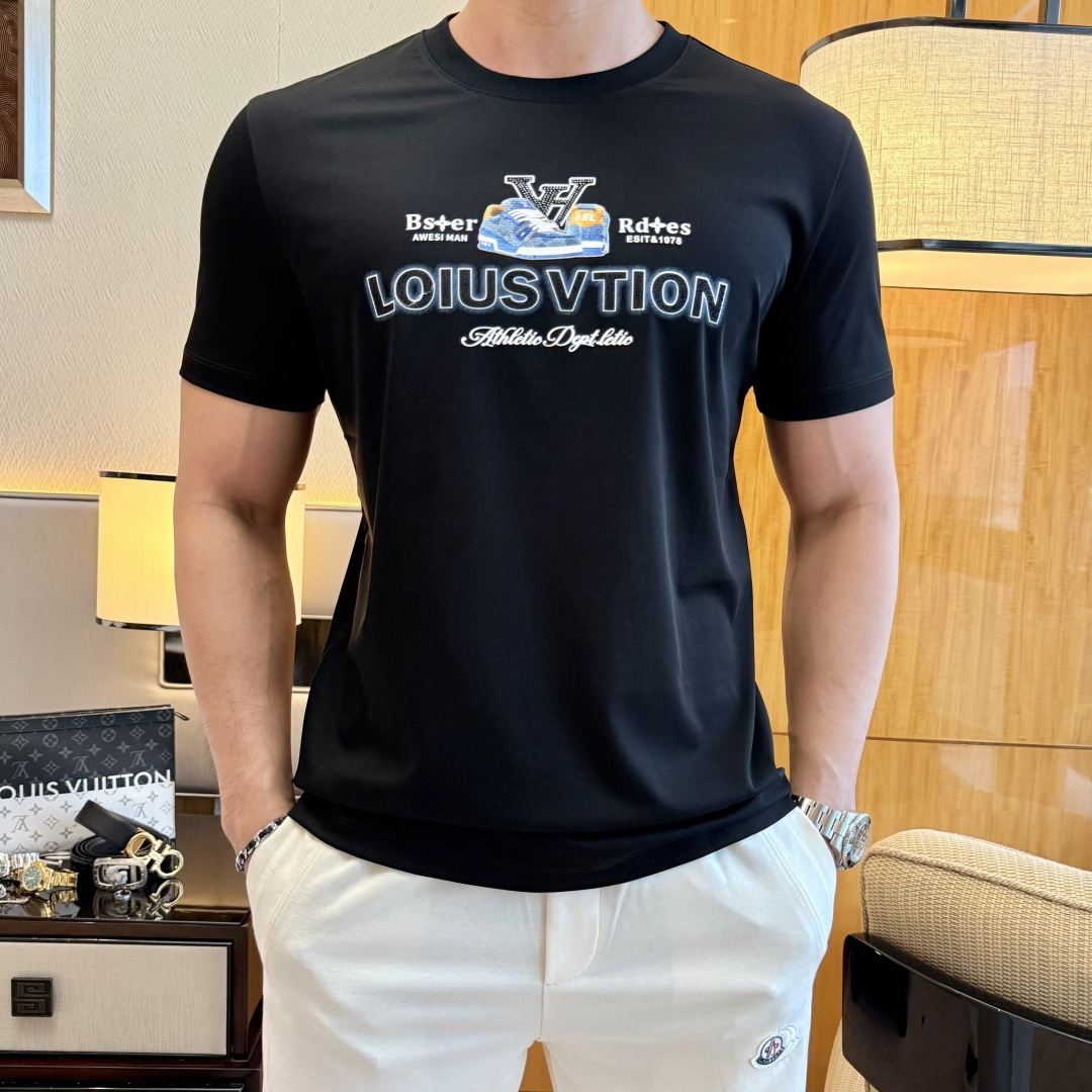 NO:776594,LV - 2026ss Spring and Summer high-quality short-sleeved T-shirt for the Year of the Horse, synchronized with the official website, high-end quality, customized top-grade mercerized cotton fabric, 1:1 production by top manufacturers, fashionable brand heavy craftsmanship logo design, soft and delicate feel, skin-friendly and comfortable to wear, versatile and casual, the upper body is very good, handsome, a must-have for trendy men, sizes M-3XL, can wear up to 200 pounds!  ,,louis vuitton,T-shirt,tees,t-shirt,19860909LV - 2026ss马年贺岁款春夏精品短袖T恤 官网同步 高端品质 定制顶级丝光棉面料,顶级大厂1:1制作,时尚大牌重工艺logo设计,手感柔软细腻 穿着亲肤舒适 百搭休闲 上身非常赞 帅气 潮男必备品 尺码M-3XL 最大可穿200斤！,,louis vuitton,T-shirt,tees，t-shirt,,Men's clothing