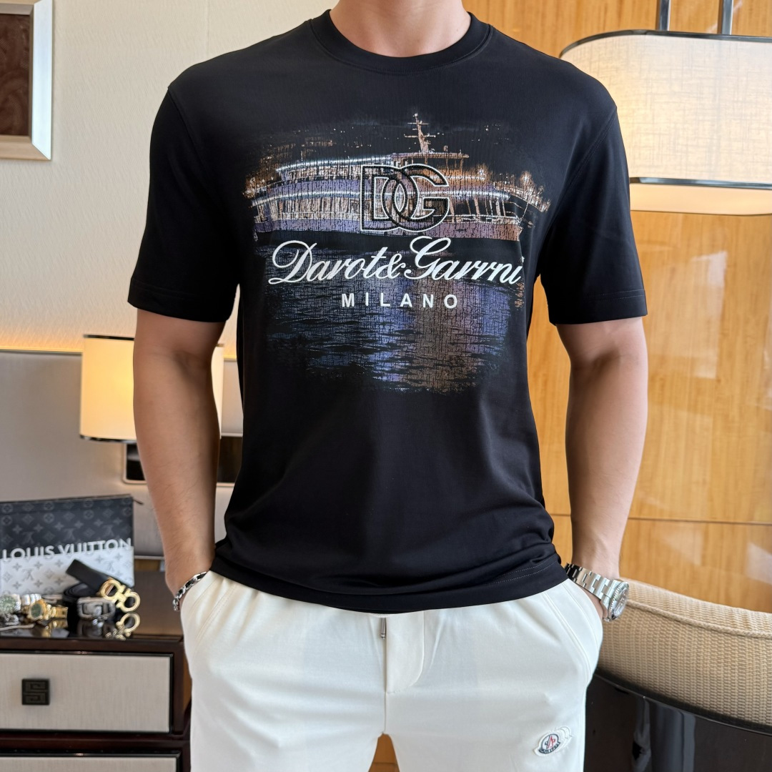 NO:776617,DG - 2026 Year of the Horse spring and summer new men's wide-edition short-sleeved T-shirt, urban casual style, a highly designed item, top-grade foreign merchants provide customized cotton fabrics, extremely comfortable and breathable, positive skin-friendly, subverting the comfort experience brought by traditional fabrics, exquisite craftsmanship and accessories. The brand LOGO pattern on the chest is made with unique craftsmanship, with strong style. Original tailoring, meticulous detail processing better highlights its quality. Loose size M-3XL  Can wear up to 210 pounds!  ,,T-shirt,tees,t-shirt,19860909DG - 2026马年春夏新款男士阔版短袖T恤,都市休闲风格,极具设计感的一款单品,顶级外商客供定制棉面料,上手极微舒适透气,亲肤性积极,颠覆传统面料所带来的舒适体验,工艺辅料考究.胸前品牌LOGO图案以独特工艺制作而成,风格性极强.原版剪裁,一丝不苟细节处理更佳彰显其品质.宽松尺码M-3XL 最大可穿210斤！,,T-shirt,tees，t-shirt,,Men's clothing
