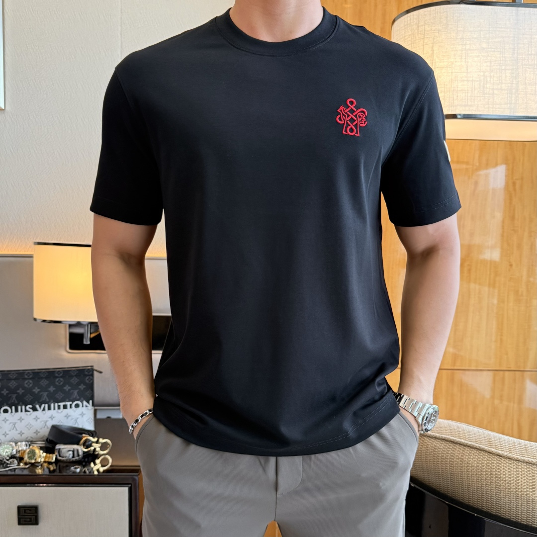 NO:776599,Mouth Mouth - 2026ss Year of the Horse spring and summer high-quality short-sleeved T-shirts. Official website synchronization. High-end quality. Customized top-grade mercerized cotton fabric, 1:1 production by top manufacturers, fashionable brand heavy craftsmanship logo design, soft and delicate feel. Skin-friendly and comfortable to wear. Versatile and casual. The upper body is very good. Handsome. A must-have for trendy men. Sizes M-3XL. Can wear up to 200 pounds!  ,,Moncler,T-shirt,tees,t-shirt,19860909蒙口 - 2026ss马年贺岁款春夏精品短袖T恤 官网同步 高端品质 定制顶级丝光棉面料,顶级大厂1:1制作,时尚大牌重工艺logo设计,手感柔软细腻 穿着亲肤舒适 百搭休闲 上身非常赞 帅气 潮男必备品 尺码M-3XL 最大可穿200斤！,,Moncler,T-shirt,tees，t-shirt,,Men's clothing