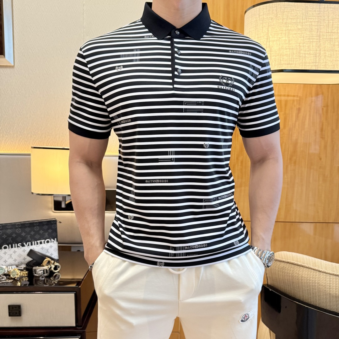 NO:776641,Valentino - 2026ss Year of the Horse spring and summer new polo collar short-sleeved series. Selected high-quality double mercerized cotton fabrics, fashionable big-name element logo design, awesome upper body shape, fine, comfortable and breathable fabrics, super good-looking with any combination, a must-have for fashionable men!  Sizes M-3XL can fit up to 200 pounds!  ,,valentino,T-shirt,19860909华伦天奴 - 2026ss马年春夏新款polo领短袖系列.精选优质双丝光棉面料,时尚大牌元素logo设计,上身版型超赞,面料细腻舒适透气,随意搭配都超级好看时尚型男必备款哦！尺码M-3XL 最大可穿200斤！,,valentino,T-shirt,,Men's clothing