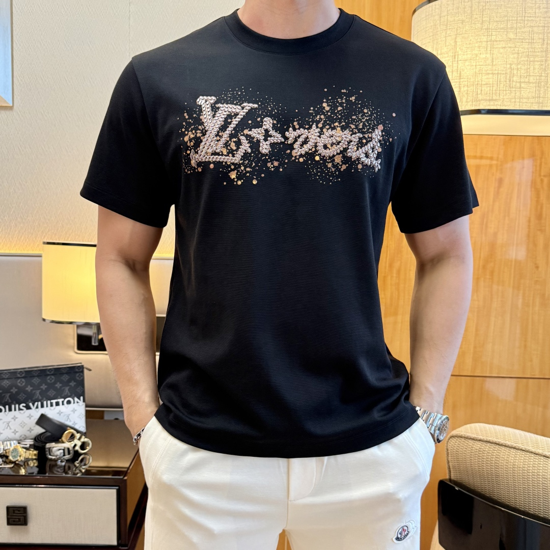 NO:776608,LV - 2026ss Spring and Summer high-quality short-sleeved T-shirt for the Year of the Horse, synchronized with the official website, high-end quality, customized top-grade mercerized cotton fabric, 1:1 production by top manufacturers, fashionable brand heavy craftsmanship logo design, soft and delicate feel, skin-friendly and comfortable to wear, versatile and casual, the upper body is very good, handsome, a must-have for trendy men, sizes M-3XL, can wear up to 200 pounds!  ,,louis vuitton,T-shirt,tees,t-shirt,19860909LV - 2026ss马年贺岁款春夏精品短袖T恤 官网同步 高端品质 定制顶级丝光棉面料,顶级大厂1:1制作,时尚大牌重工艺logo设计,手感柔软细腻 穿着亲肤舒适 百搭休闲 上身非常赞 帅气 潮男必备品 尺码M-3XL 最大可穿200斤！,,louis vuitton,T-shirt,tees，t-shirt,,Men's clothing