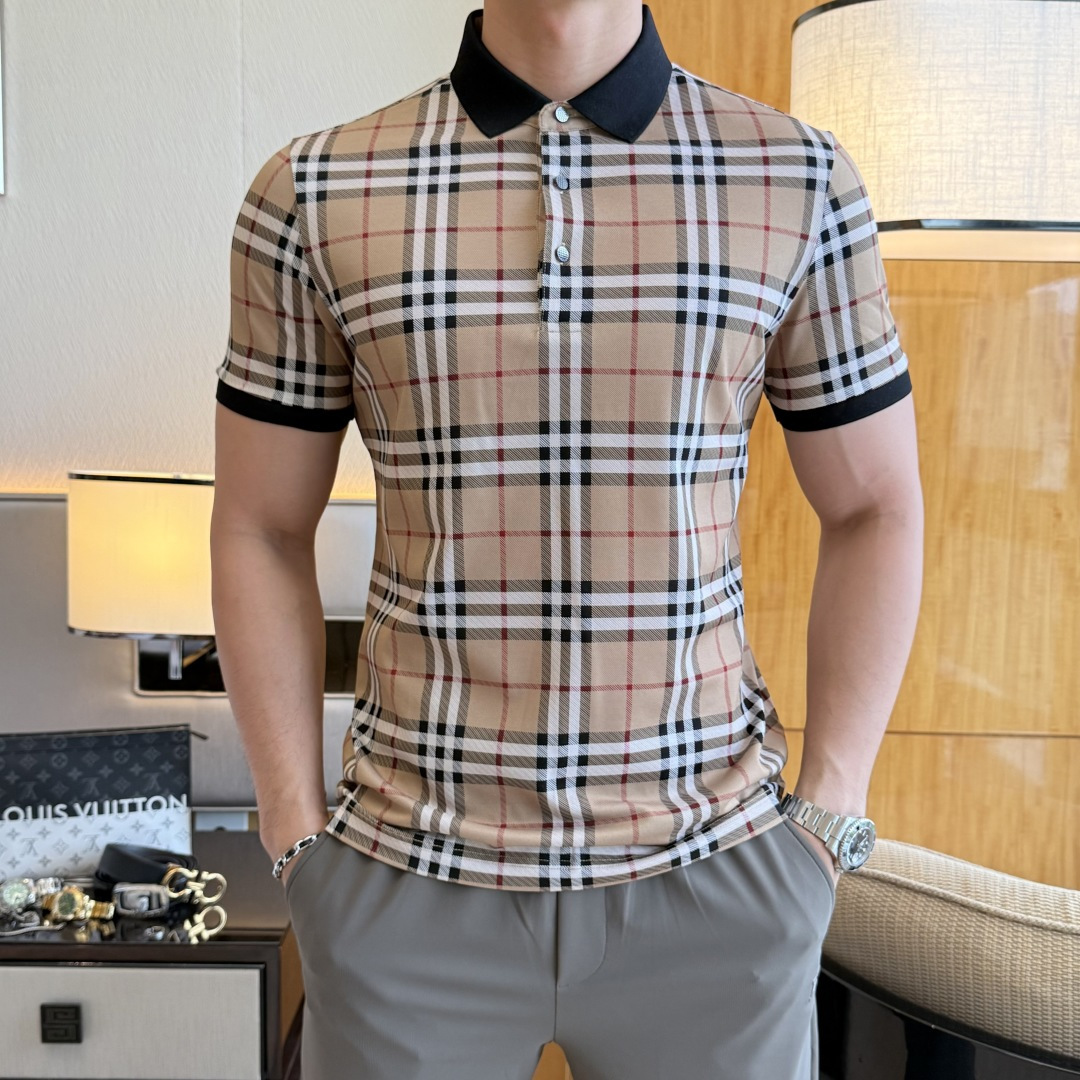 NO:776645,Burberry - 2026ss New Year of the Horse spring and summer new polo collar short-sleeved series. Selected high-quality double mercerized pique cotton fabrics, fashionable big-name element logo design, awesome upper body shape, fine, comfortable and breathable fabrics, super good-looking and a must-have for fashionable men with any combination!  Sizes M-3XL can fit up to 200 pounds!  ,,burberry,T-shirt,19860909巴宝莉 - 2026ss马年春夏新款polo领短袖系列.精选优质双丝光珠地棉面料,时尚大牌元素logo设计,上身版型超赞,面料细腻舒适透气,随意搭配都超级好看时尚型男必备款哦！尺码M-3XL 最大可穿200斤！,,burberry,T-shirt,,Men's clothing