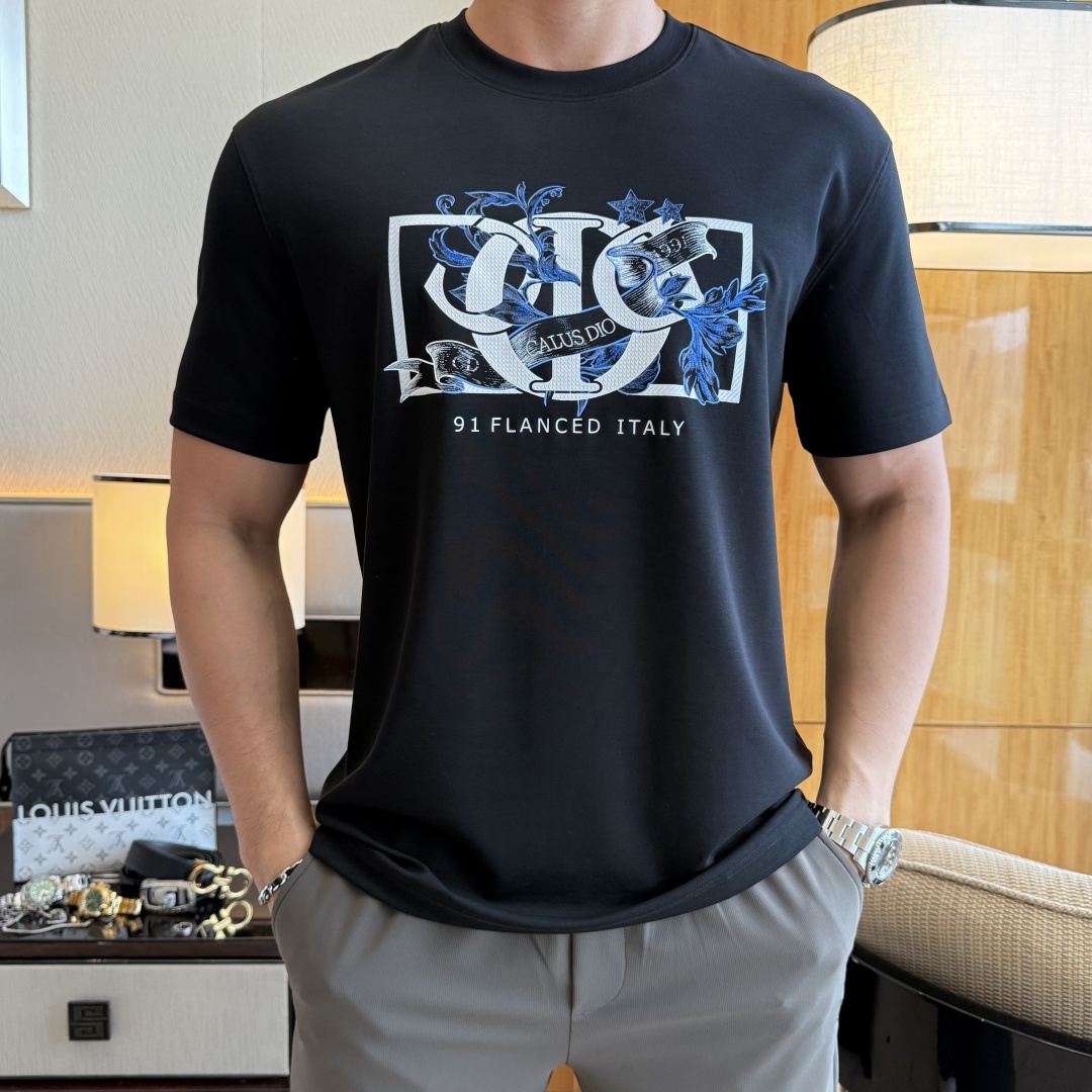 NO:776632,Dior - 2026ss Year of the Horse spring and summer high-quality short-sleeved T-shirt. Official website synchronization. High-end quality. Customized top-grade mercerized cotton fabric, 1:1 production by top manufacturers, fashionable brand heavy craftsmanship logo design, soft and delicate feel. Skin-friendly and comfortable to wear. Versatile and casual. The upper body is very good. Handsome. A must-have for trendy men. Sizes M-3XL. Can wear up to 200 pounds!  ,,dior,T-shirt,tees,t-shirt,19860909迪奥 - 2026ss马年贺岁款春夏精品短袖T恤 官网同步 高端品质 定制顶级丝光棉面料,顶级大厂1:1制作,时尚大牌重工艺logo设计,手感柔软细腻 穿着亲肤舒适 百搭休闲 上身非常赞 帅气 潮男必备品 尺码M-3XL 最大可穿200斤！,,dior,T-shirt,tees，t-shirt,,Men's clothing