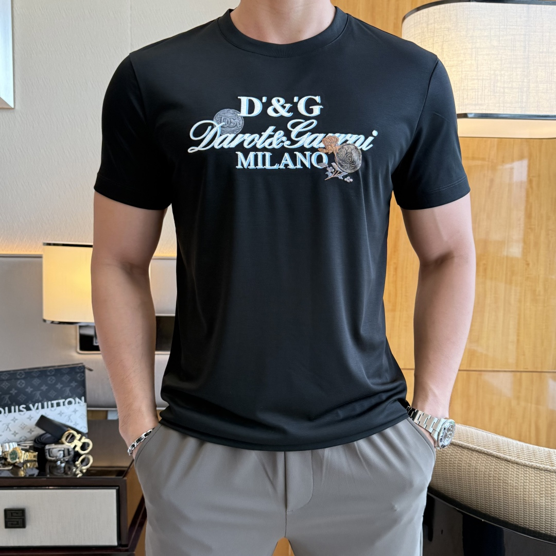 NO:776612,DG - 2026ss Spring and Summer high-quality short-sleeved T-shirt for the Year of the Horse, synchronized with the official website, high-end quality, custom-made top-grade mercerized cotton fabric, 1:1 production by top manufacturers, fashionable brand heavy craftsmanship logo design, soft and delicate feel, skin-friendly and comfortable to wear, versatile and casual, the upper body is very good, handsome, a must-have for trendy men, size M-3XL, can wear up to 200 pounds!  ,,T-shirt,tees,t-shirt,19860909DG - 2026ss马年贺岁款春夏精品短袖T恤 官网同步 高端品质 定制顶级丝光棉面料,顶级大厂1:1制作,时尚大牌重工艺logo设计,手感柔软细腻 穿着亲肤舒适 百搭休闲 上身非常赞 帅气 潮男必备品 尺码M-3XL 最大可穿200斤！,,T-shirt,tees，t-shirt,,Men's clothing