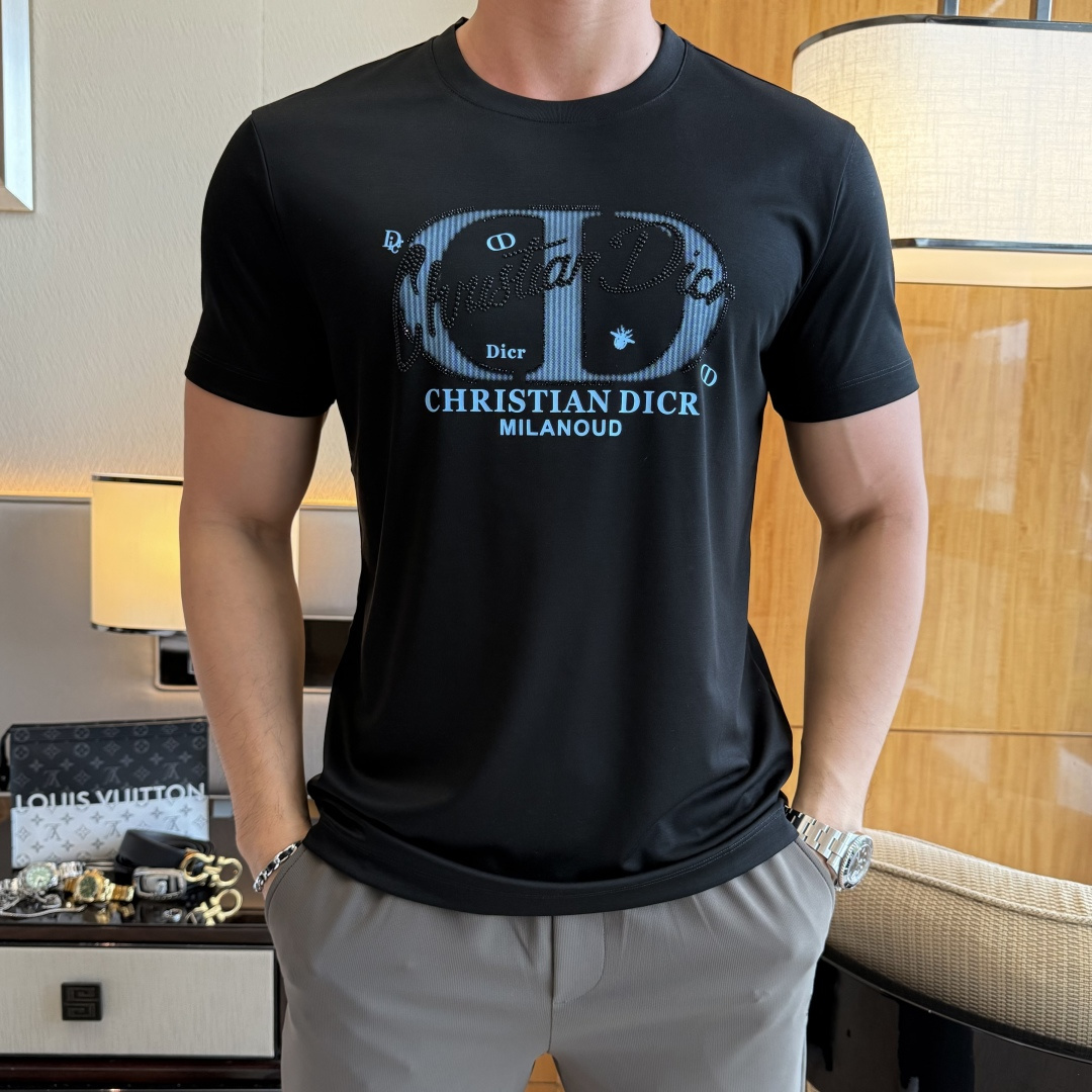 NO:776604,Dior - 2026ss Year of the Horse spring and summer high-quality short-sleeved T-shirt. Official website synchronization. High-end quality. Customized top-grade mercerized cotton fabric, 1:1 production by top manufacturers, fashionable brand heavy craftsmanship logo design, soft and delicate feel. Skin-friendly and comfortable to wear. Versatile and casual. The upper body is very good. Handsome. A must-have for trendy men. Sizes M-3XL. Can wear up to 200 pounds!  ,,dior,T-shirt,tees,t-shirt,19860909迪奥 - 2026ss马年贺岁款春夏精品短袖T恤 官网同步 高端品质 定制顶级丝光棉面料,顶级大厂1:1制作,时尚大牌重工艺logo设计,手感柔软细腻 穿着亲肤舒适 百搭休闲 上身非常赞 帅气 潮男必备品 尺码M-3XL 最大可穿200斤！,,dior,T-shirt,tees，t-shirt,,Men's clothing