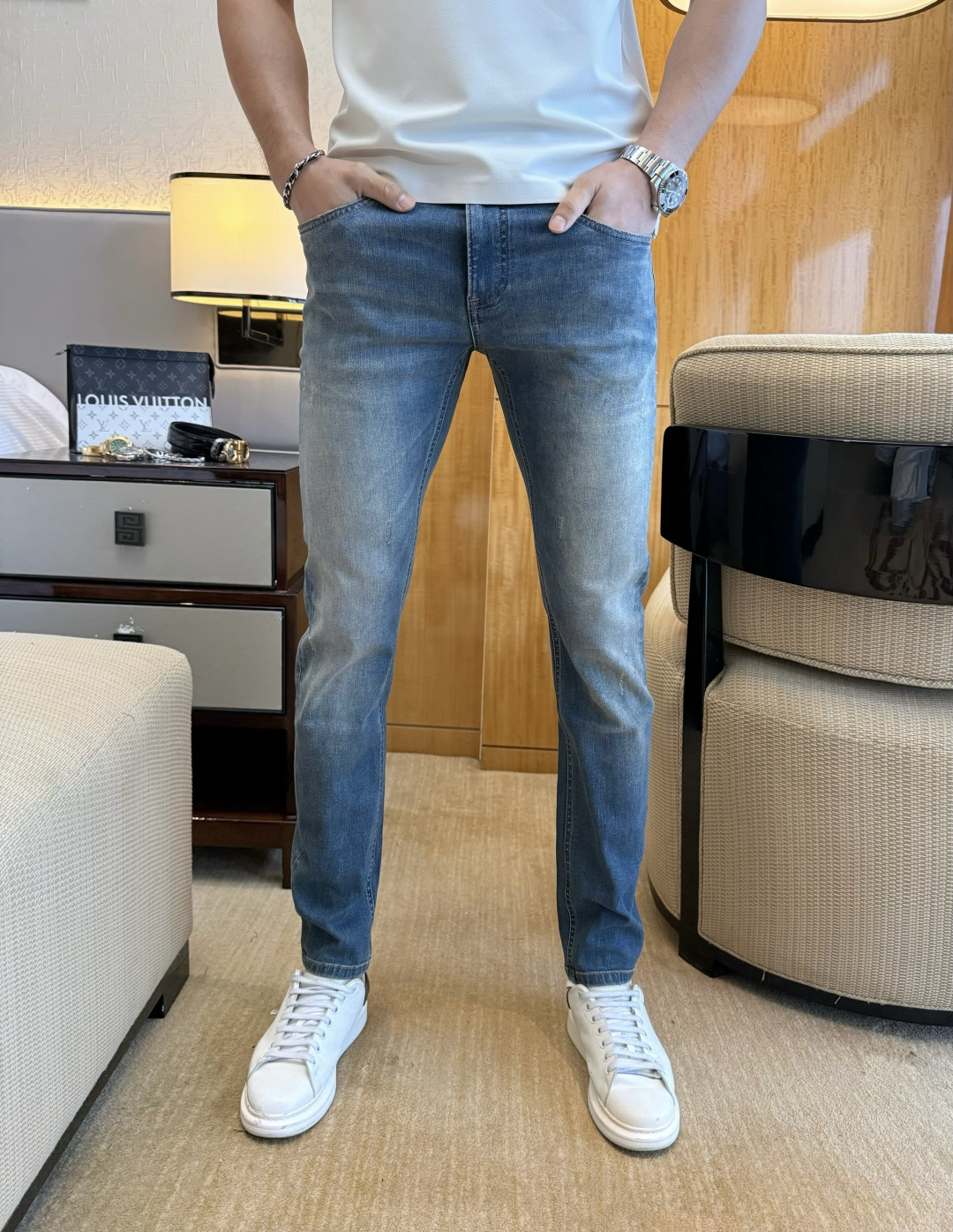 NO:843554,Armani - 2026ss spring and summer popular 9-point jeans for the Year of the Horse. Made from the original 1:1, the perfect choice for daily essentials, simple and elegant, fashionable and stylish, customized imported denim fabric, heavy washing process, complex workmanship and exquisite craftsmanship. Easily cater to the needs of the four seasons, soft and elastic to the touch, smooth and neat, original accessories and hardware, the upper body is comfortable, very easy to wear and durable, size 29-36,,armani,jeans,19860909阿玛尼 - 2026ss马年春夏大爆款9分牛仔裤.原单1:1制作,日常必备的完美之选,简单大气亦时尚有型,定制进口丹宁面料 ,重工洗水工艺,做工复杂工艺精湛.轻松迎合四季需要,手感柔软带弹力,流畅利落,原版辅料五金,上身舒适非常易搭耐看码数29-36,,armani,jeans,,Men's clothing