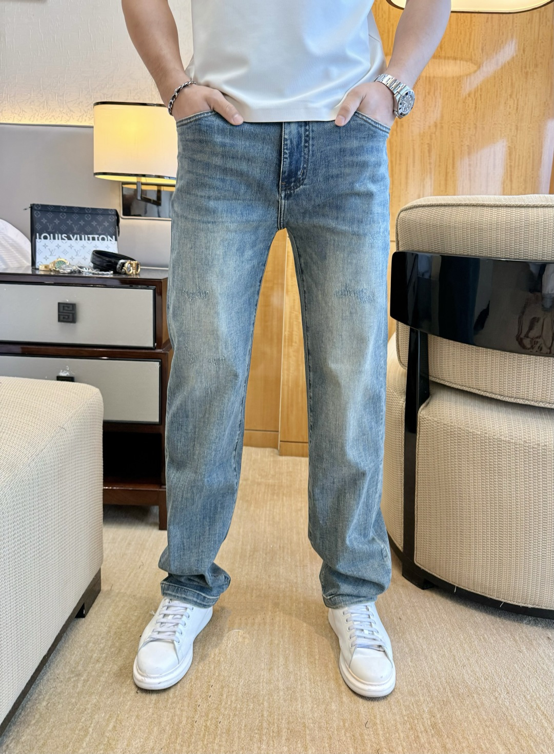 NO:836703,Loewe - 2026ss hot-selling wide-leg jeans for the Year of the Horse in spring and summer. Made from original 1:1, the perfect choice for daily necessities, simple and elegant, fashionable and stylish, customized imported denim fabric, heavy washing process, complex workmanship and exquisite craftsmanship. Easily cater to the needs of the four seasons, soft and stretchy feel, smooth and neat, original accessories and hardware, comfortable upper body, very easy to wear and durable, size 29-36,, loewe,jeans,19860909罗意威 - 2026ss马年春夏大爆款宽腿牛仔裤.原单1:1制作,日常必备的完美之选,简单大气亦时尚有型,定制进口丹宁面料 ,重工洗水工艺,做工复杂工艺精湛.轻松迎合四季需要,手感柔软带弹力,流畅利落,原版辅料五金,上身舒适非常易搭耐看码数29-36,,loewe,jeans,,Men's clothing