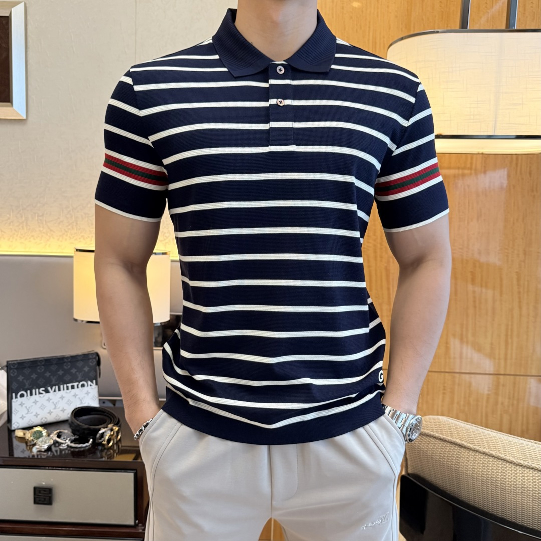 NO:836720,Gucci - 2026ss New Year of the Horse spring and summer new polo collar short-sleeved series. Selected high-quality double mercerized pique cotton fabrics, fashionable big-name element logo design, awesome upper body shape, fine, comfortable and breathable fabrics, super good-looking and a must-have for fashionable men with any combination!  Sizes M-3XL can fit up to 200 pounds!  ,,T-shirt,19860909古奇 - 2026ss马年春夏新款polo领短袖系列.精选优质双丝光珠地棉面料,时尚大牌元素logo设计,上身版型超赞,面料细腻舒适透气,随意搭配都超级好看时尚型男必备款哦！尺码M-3XL 最大可穿200斤！,,T-shirt,,Men's clothing