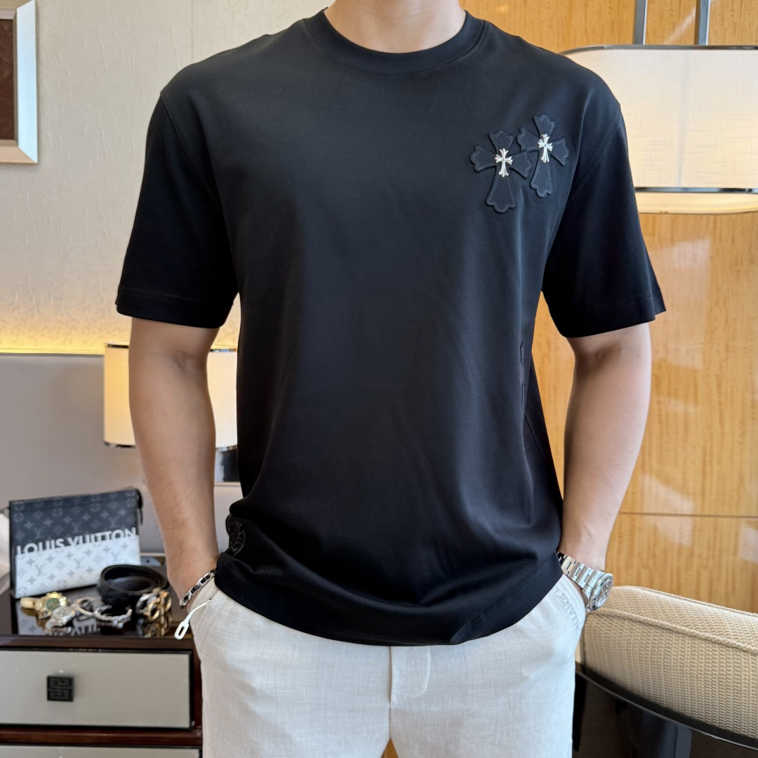 NO:846093,Croxin - 2026 Year of the Horse Spring and Summer new men's wide-edition short-sleeved T-shirt, urban casual style, a very design item, top-grade foreign merchants provide customized cotton fabrics, extremely comfortable and breathable, positive skin-friendly, subverting the comfort experience brought by traditional fabrics, exquisite craftsmanship and accessories. The brand LOGO pattern on the chest is made with unique craftsmanship, with strong style. Original tailoring, meticulous detail processing better highlights its quality. Loose size M-3XL  Can wear up to 220 pounds!  ,,chrome hearts,T-shirt,tees,t-shirt,19860909克罗芯 - 2026马年春夏新款男士阔版短袖T恤,都市休闲风格,极具设计感的一款单品,顶级外商客供定制棉面料,上手极微舒适透气,亲肤性积极,颠覆传统面料所带来的舒适体验,工艺辅料考究.胸前品牌LOGO图案以独特工艺制作而成,风格性极强.原版剪裁,一丝不苟细节处理更佳彰显其品质.宽松尺码M-3XL 最大可穿220斤！,,chrome hearts,T-shirt,tees，t-shirt,,Men's clothing