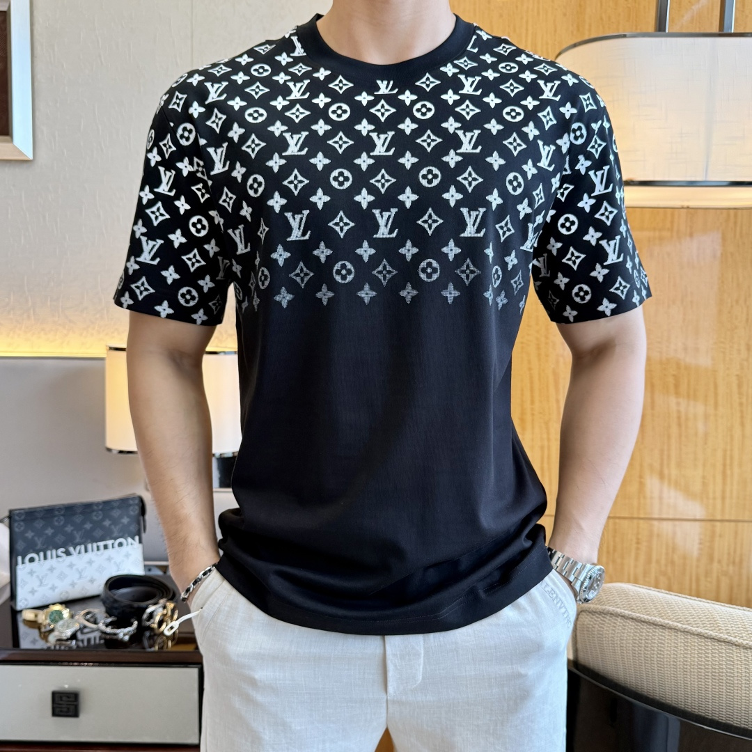 NO:846097,LV - 2026 Year of the Horse spring and summer new men's wide-edition short-sleeved T-shirt, urban casual style, a highly designed item, top-grade foreign merchants provide customized cotton fabrics, extremely comfortable and breathable, positive skin-friendly, subverting the comfort experience brought by traditional fabrics, exquisite craftsmanship and accessories. The brand LOGO pattern on the chest is made with unique craftsmanship, with strong style. Original tailoring, meticulous detail processing better highlights its quality. Loose size M-3XL  Can wear up to 220 pounds!  ,,louis vuitton,T-shirt,tees,t-shirt,19860909LV - 2026马年春夏新款男士阔版短袖T恤,都市休闲风格,极具设计感的一款单品,顶级外商客供定制棉面料,上手极微舒适透气,亲肤性积极,颠覆传统面料所带来的舒适体验,工艺辅料考究.胸前品牌LOGO图案以独特工艺制作而成,风格性极强.原版剪裁,一丝不苟细节处理更佳彰显其品质.宽松尺码M-3XL 最大可穿220斤！,,louis vuitton,T-shirt,tees，t-shirt,,Men's clothing