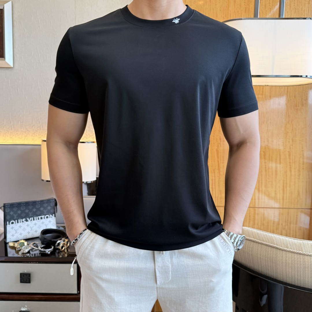 NO:846109,Dior - 2026ss Year of the Horse spring and summer high-quality short-sleeved T-shirt. Official website synchronization. High-end quality. Customized top-grade mercerized cotton fabric, 1:1 production by top manufacturers, fashionable brand heavy craftsmanship logo design, soft and delicate feel. Skin-friendly and comfortable to wear. Versatile and casual. The upper body is very good. Handsome. A must-have for trendy men. Sizes M-3XL. Can wear up to 200 pounds!  ,,dior,T-shirt,tees,t-shirt,19860909迪奥 - 2026ss马年贺岁款春夏精品短袖T恤 官网同步 高端品质 定制顶级丝光棉面料,顶级大厂1:1制作,时尚大牌重工艺logo设计,手感柔软细腻 穿着亲肤舒适 百搭休闲 上身非常赞 帅气 潮男必备品 尺码M-3XL 最大可穿200斤！,,dior,T-shirt,tees，t-shirt,,Men's clothing