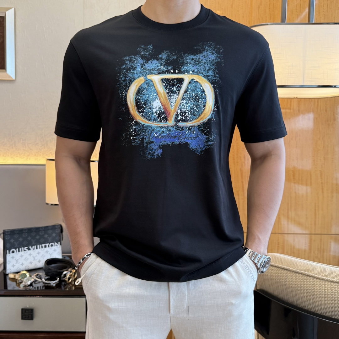NO:846117,Valentino - 2026 Year of the Horse spring and summer new men's wide-edition short-sleeved T-shirt, urban casual style, a highly designed item, top-grade foreign merchants provide customized cotton fabrics, extremely comfortable and breathable, positive skin-friendly, subverting the comfort experience brought by traditional fabrics, exquisite craftsmanship and accessories. The brand LOGO pattern on the chest is made with unique craftsmanship, with strong style. Original tailoring, meticulous detail processing better highlights its quality. Loose size M-3XL  Can wear up to 210 pounds!  ,,valentino,T-shirt,tees,t-shirt,19860909华伦天奴 - 2026马年春夏新款男士阔版短袖T恤,都市休闲风格,极具设计感的一款单品,顶级外商客供定制棉面料,上手极微舒适透气,亲肤性积极,颠覆传统面料所带来的舒适体验,工艺辅料考究.胸前品牌LOGO图案以独特工艺制作而成,风格性极强.原版剪裁,一丝不苟细节处理更佳彰显其品质.宽松尺码M-3XL 最大可穿210斤！,,valentino,T-shirt,tees，t-shirt,,Men's clothing
