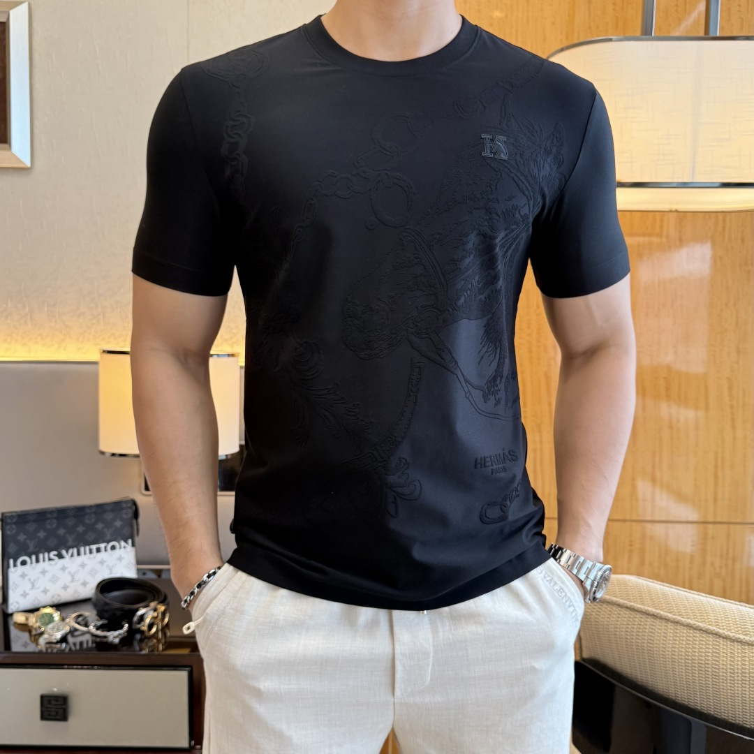 NO:846113,Hermès - 2026ss Year of the Horse Spring and Summer high-quality short-sleeved T-shirts. Official website synchronization. High-end quality. Customized top-grade mercerized cotton fabric, 1:1 production by top manufacturers, fashionable brand heavy craftsmanship logo design, soft and delicate feel. Skin-friendly and comfortable to wear. Versatile and casual. The upper body is very good. Handsome. A must-have for trendy men. Sizes M-3XL. Can wear up to 200 pounds!  ,,hermes,T-shirt,tees,t-shirt,19860909爱玛仕 - 2026ss马年贺岁款春夏精品短袖T恤 官网同步 高端品质 定制顶级丝光棉面料,顶级大厂1:1制作,时尚大牌重工艺logo设计,手感柔软细腻 穿着亲肤舒适 百搭休闲 上身非常赞 帅气 潮男必备品 尺码M-3XL 最大可穿200斤！,,hermes,T-shirt,tees，t-shirt,,Men's clothing