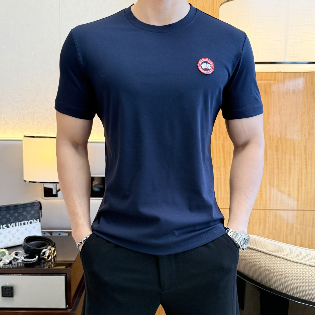 NO:829834,Big Goose - 2026ss Spring and Summer high-quality short-sleeved T-shirt for the Year of the Horse, synchronized with the official website, high-end quality, customized top-grade mercerized cotton fabric, 1:1 production by top manufacturers, fashionable brand heavy craftsmanship logo design, soft and delicate feel, skin-friendly and comfortable to wear, versatile and casual, the upper body is very good, handsome, a must-have for trendy men, sizes M-3XL, can wear up to 200 pounds!  ,,T-shirt,tees,t-shirt,19860909大鹅 - 2026ss马年贺岁款春夏精品短袖T恤 官网同步 高端品质 定制顶级丝光棉面料,顶级大厂1:1制作,时尚大牌重工艺logo设计,手感柔软细腻 穿着亲肤舒适 百搭休闲 上身非常赞 帅气 潮男必备品 尺码M-3XL 最大可穿200斤！,,T-shirt,tees，t-shirt,,Men's clothing