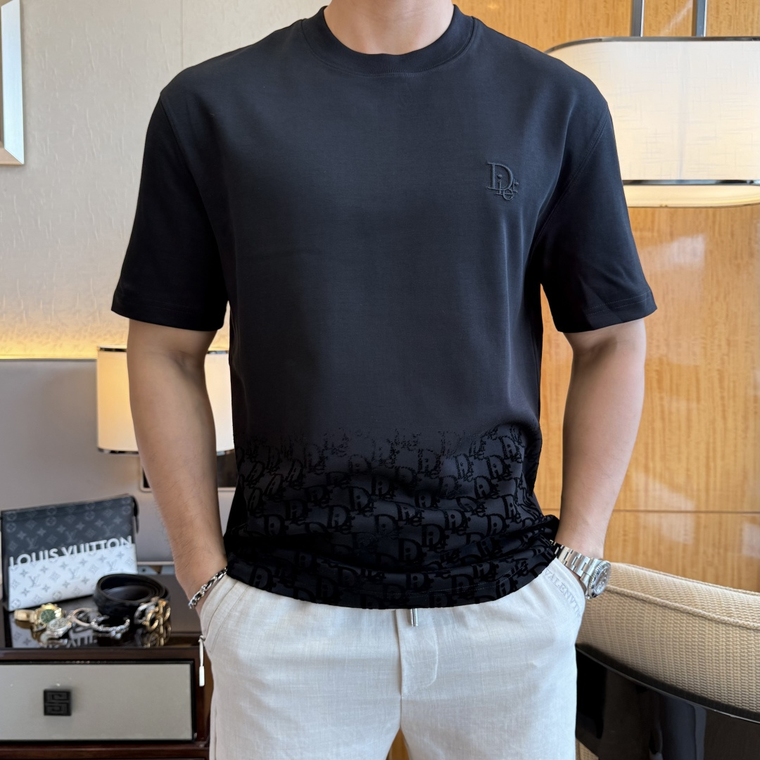NO:840704,Dior - 2026 Year of the Horse Spring and Summer new men's wide-edition short-sleeved T-shirt, urban casual style, a very design item, top-grade foreign merchants provide customized cotton fabrics, extremely comfortable and breathable, positive skin-friendly, subverting the comfort experience brought by traditional fabrics, exquisite craftsmanship and accessories. The brand LOGO pattern on the chest is made with unique craftsmanship, with strong style. Original tailoring, meticulous detail processing better highlights its quality. Loose size M-3XL  Can wear up to 220 pounds!  ,,dior,T-shirt,tees,t-shirt,19860909迪奥 - 2026马年春夏新款男士阔版短袖T恤,都市休闲风格,极具设计感的一款单品,顶级外商客供定制棉面料,上手极微舒适透气,亲肤性积极,颠覆传统面料所带来的舒适体验,工艺辅料考究.胸前品牌LOGO图案以独特工艺制作而成,风格性极强.原版剪裁,一丝不苟细节处理更佳彰显其品质.宽松尺码M-3XL 最大可穿220斤！,,dior,T-shirt,tees，t-shirt,,Men's clothing
