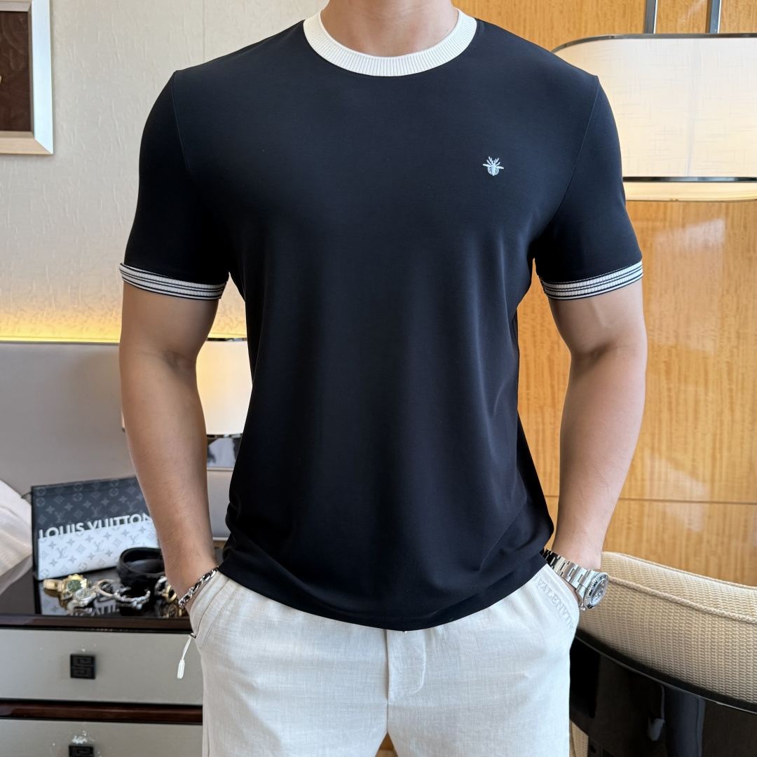 NO:840700,Dior - 2026ss Year of the Horse spring and summer high-quality short-sleeved T-shirt. Official website synchronization. High-end quality. Customized top-grade mercerized cotton fabric, 1:1 production by top manufacturers, fashionable brand heavy craftsmanship logo design, soft and delicate feel. Skin-friendly and comfortable to wear. Versatile and casual. The upper body is very good. Handsome. A must-have for trendy men. Sizes M-3XL. Can wear up to 200 pounds!  ,,dior,T-shirt,tees,t-shirt,19860909迪奥 - 2026ss马年贺岁款春夏精品短袖T恤 官网同步 高端品质 定制顶级丝光棉面料,顶级大厂1:1制作,时尚大牌重工艺logo设计,手感柔软细腻 穿着亲肤舒适 百搭休闲 上身非常赞 帅气 潮男必备品 尺码M-3XL 最大可穿200斤！,,dior,T-shirt,tees，t-shirt,,Men's clothing