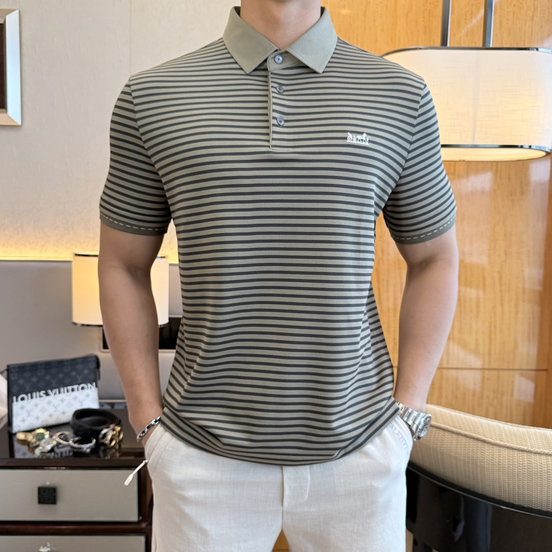 NO:829845,Hermès - 2026ss New Year of the Horse spring and summer new polo collar short-sleeved series. Selected high-quality silk cotton fabrics, fashionable big-name element logo design, awesome upper body shape, fine, comfortable and breathable fabrics, super good-looking with any combination, a must-have for fashionable men!  Sizes M-3XL can fit up to 200 pounds!  ,,hermes,T-shirt,19860909爱玛仕- 2026ss马年春夏新款polo领短袖系列.精选优质蚕丝棉面料,时尚大牌元素logo设计,上身版型超赞,面料细腻舒适透气,随意搭配都超级好看时尚型男必备款哦！尺码M-3XL 最大可穿200斤！,,hermes,T-shirt,,Men's clothing