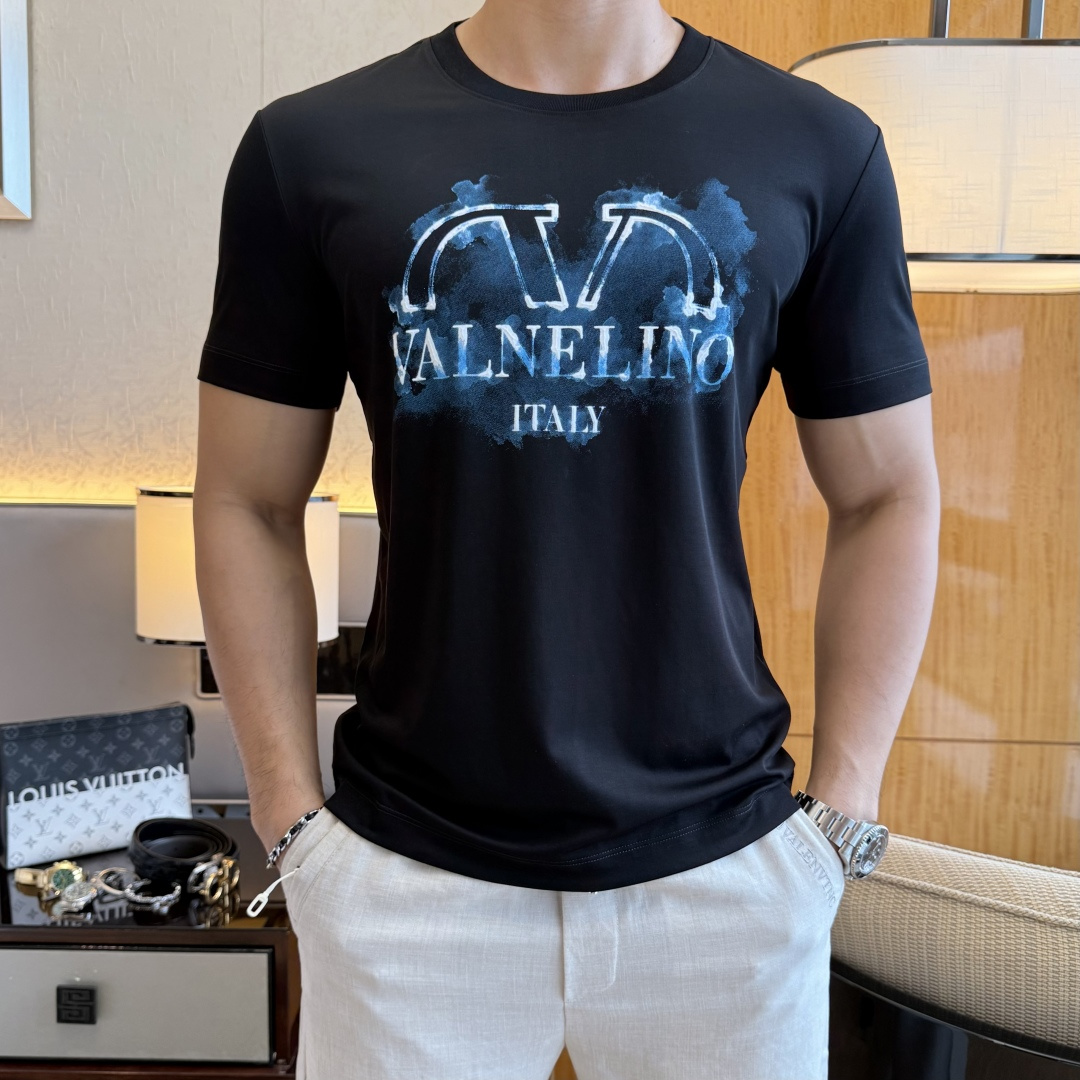 NO:846085,Valentino - 2026ss Spring and Summer high-quality short-sleeved T-shirt for the Year of the Horse, synchronized with the official website, high-end quality, customized top-grade mercerized cotton fabric, 1:1 production by top manufacturers, fashionable brand heavy craftsmanship logo design, soft and delicate feel, skin-friendly and comfortable to wear, versatile and casual, the upper body is very good, handsome, a must-have for trendy men, size M-3XL, can wear up to 200 pounds!  ,,valentino,T-shirt,tees,t-shirt,19860909华伦天奴- 2026ss马年贺岁款春夏精品短袖T恤 官网同步 高端品质 定制顶级丝光棉面料,顶级大厂1:1制作,时尚大牌重工艺logo设计,手感柔软细腻 穿着亲肤舒适 百搭休闲 上身非常赞 帅气 潮男必备品 尺码M-3XL 最大可穿200斤！,,valentino,T-shirt,tees，t-shirt,,Men's clothing