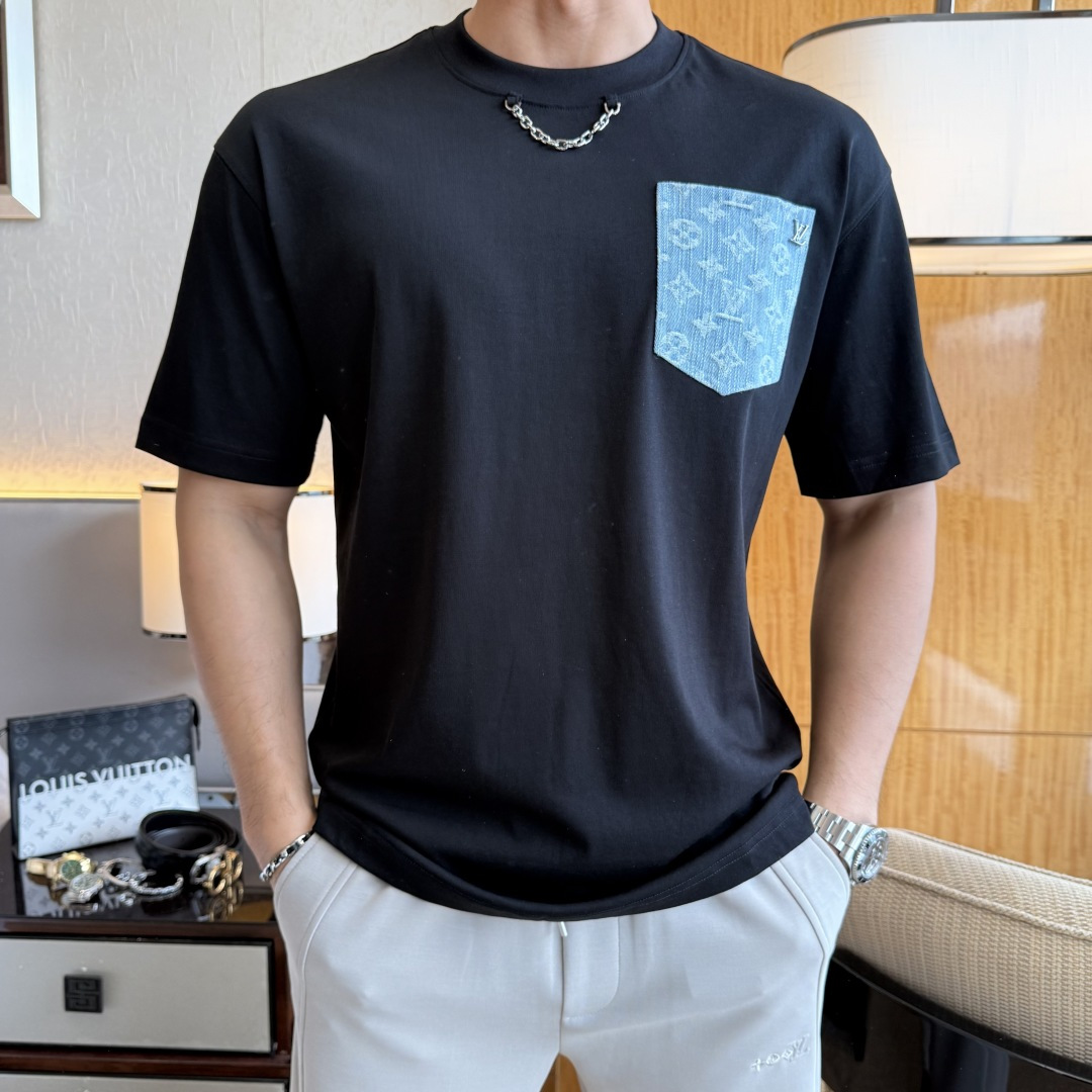 NO:840696,LV - 2026 Year of the Horse spring and summer new men's wide-edition short-sleeved T-shirt, urban casual style, a highly designed item, top-grade foreign merchants provide customized cotton fabrics, extremely comfortable and breathable, positive skin-friendly, subverting the comfort experience brought by traditional fabrics, exquisite craftsmanship and accessories. The brand LOGO pattern on the chest is made with unique craftsmanship, with strong style. Original tailoring, meticulous detail processing better highlights its quality. Loose size M-3XL  The maximum weight you can wear!  ,,louis vuitton,T-shirt,tees,t-shirt,19860909LV - 2026马年春夏新款男士阔版短袖T恤,都市休闲风格,极具设计感的一款单品,顶级外商客供定制棉面料,上手极微舒适透气,亲肤性积极,颠覆传统面料所带来的舒适体验,工艺辅料考究.胸前品牌LOGO图案以独特工艺制作而成,风格性极强.原版剪裁,一丝不苟细节处理更佳彰显其品质.宽松尺码M-3XL 最大可穿斤！,,louis vuitton,T-shirt,tees，t-shirt,,Men's clothing