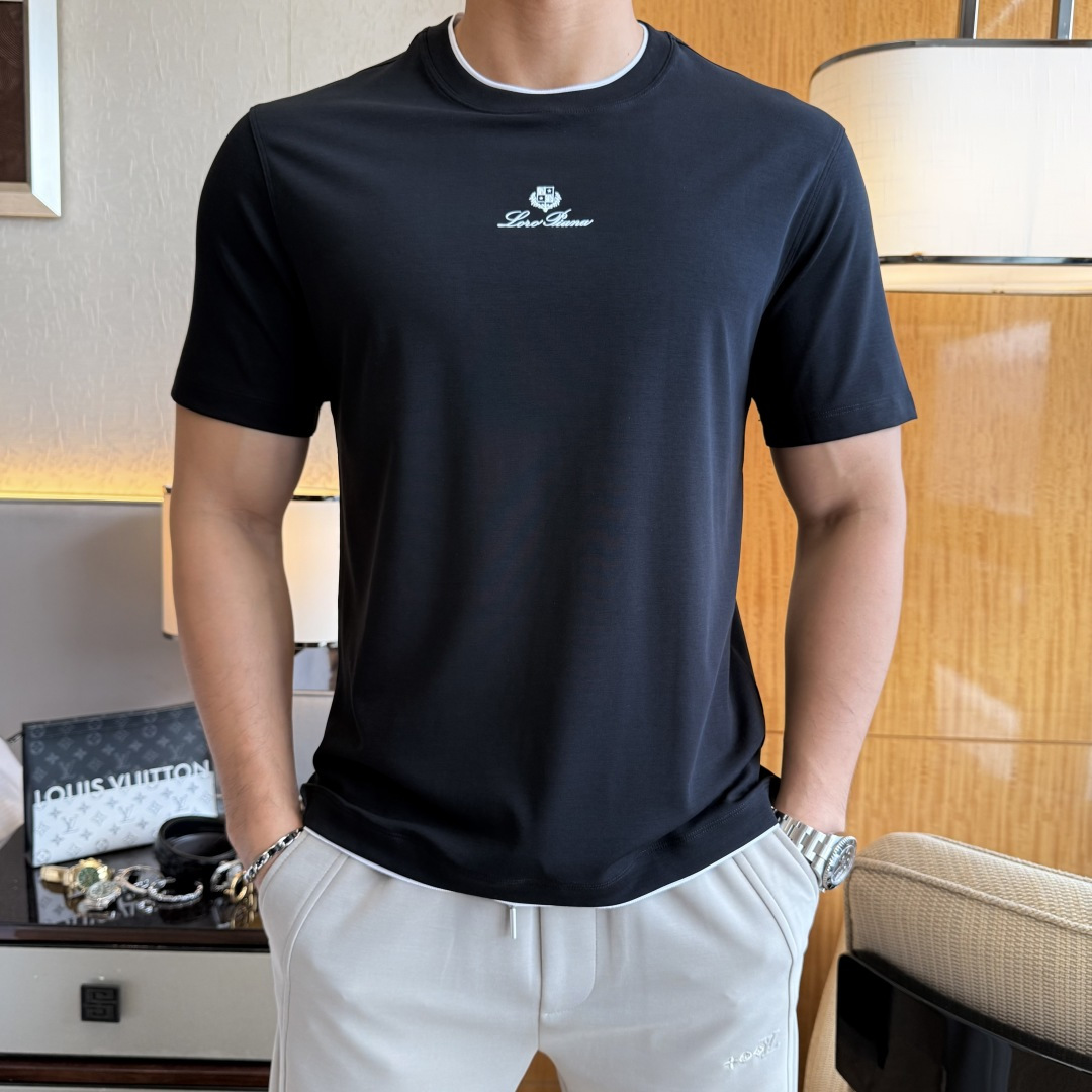 NO:840692,LP Nuoyo - 2026ss Spring and Summer high-quality short-sleeved T-shirt for the Year of the Horse. Official website synchronization. High-end quality. Customized top-grade mercerized cotton fabric, 1:1 production by top manufacturers, fashionable brand heavy craftsmanship logo design, soft and delicate feel. Skin-friendly and comfortable to wear. Versatile and casual. The upper body is very good. Handsome. A must-have for trendy men. Size M-3XL. Can wear up to 200 pounds!  ,,loro piana,T-shirt,tees,t-shirt,19860909LP诺悠- 2026ss马年贺岁款春夏精品短袖T恤 官网同步 高端品质 定制顶级丝光棉面料,顶级大厂1:1制作,时尚大牌重工艺logo设计,手感柔软细腻 穿着亲肤舒适 百搭休闲 上身非常赞 帅气 潮男必备品 尺码M-3XL 最大可穿200斤！,,loro piana,T-shirt,tees，t-shirt,,Men's clothing