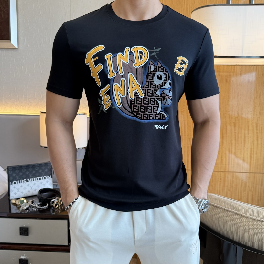 NO:846089,Fendi - 2026ss Spring and Summer high-quality short-sleeved T-shirt for the Year of the Horse. Official website synchronized. High-end quality. Customized top-grade mercerized cotton fabric, 1:1 production by top manufacturers, fashionable brand heavy craftsmanship logo design, soft and delicate feel. Skin-friendly and comfortable to wear. Versatile and casual. The upper body is very good. Handsome. A must-have for trendy men. Sizes M-3XL. Can wear up to 200 pounds!  ,,fendi,T-shirt,tees,t-shirt,19860909芬迪- 2026ss马年贺岁款春夏精品短袖T恤 官网同步 高端品质 定制顶级丝光棉面料,顶级大厂1:1制作,时尚大牌重工艺logo设计,手感柔软细腻 穿着亲肤舒适 百搭休闲 上身非常赞 帅气 潮男必备品 尺码M-3XL 最大可穿200斤！,,fendi,T-shirt,tees，t-shirt,,Men's clothing