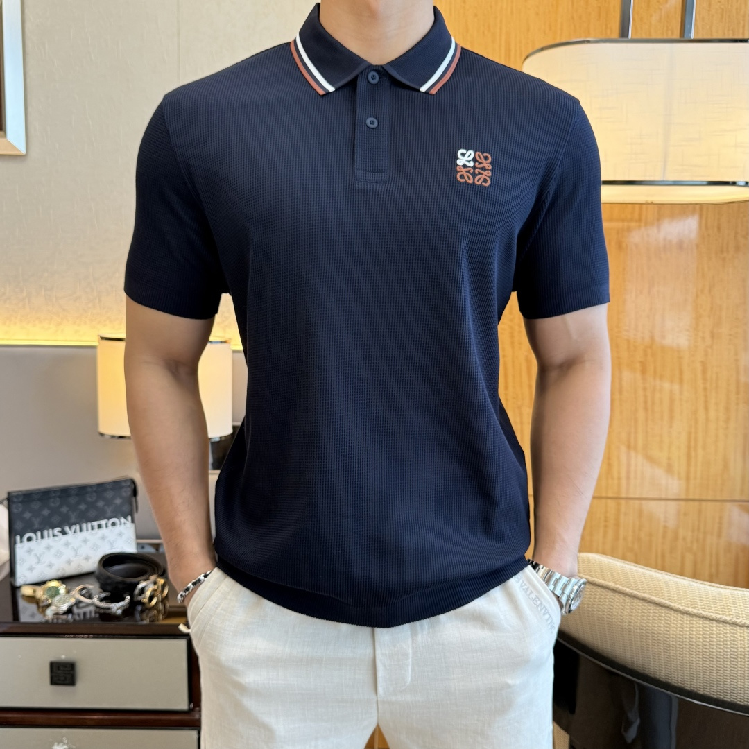 NO:836715,Loewe - 2026ss New Year of the Horse spring and summer new polo collar short-sleeved series. Selected high-quality long-staple cotton fabrics, fashionable big-name element logo design, awesome upper body shape, fine, comfortable and breathable fabrics, super good-looking with any combination, a must-have for fashionable men!  Sizes M-3XL can fit up to 200 pounds!  ,,loewe,T-shirt,19860909罗意威 - 2026ss马年春夏新款polo领短袖系列.精选优质长绒棉面料,时尚大牌元素logo设计,上身版型超赞,面料细腻舒适透气,随意搭配都超级好看时尚型男必备款哦！尺码M-3XL 最大可穿200斤！,,loewe,T-shirt,,Men's clothing