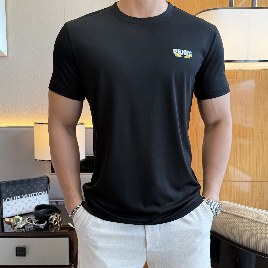NO:846081,Fendi - 2026ss Spring and Summer high-quality short-sleeved T-shirt for the Year of the Horse. Official website synchronized. High-end quality. Customized top-grade mercerized cotton fabric, 1:1 production by top manufacturers, fashionable brand heavy craftsmanship logo design, soft and delicate feel. Skin-friendly and comfortable to wear. Versatile and casual. The upper body is very good. Handsome. A must-have for trendy men. Sizes M-3XL. Can wear up to 200 pounds!  ,,fendi,T-shirt,tees,t-shirt,19860909芬迪- 2026ss马年贺岁款春夏精品短袖T恤 官网同步 高端品质 定制顶级丝光棉面料,顶级大厂1:1制作,时尚大牌重工艺logo设计,手感柔软细腻 穿着亲肤舒适 百搭休闲 上身非常赞 帅气 潮男必备品 尺码M-3XL 最大可穿200斤！,,fendi,T-shirt,tees，t-shirt,,Men's clothing