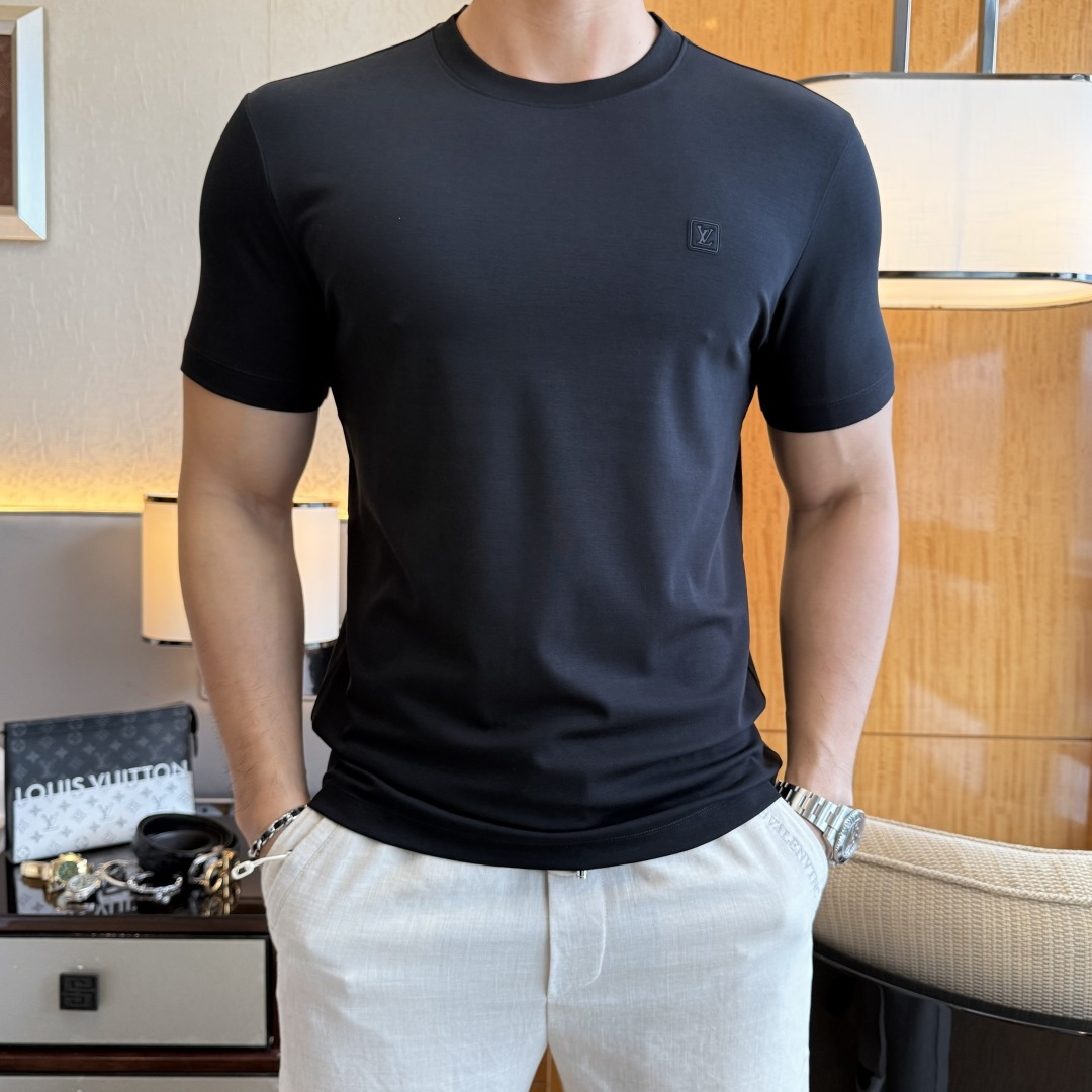 NO:914851,LV- 2026ss Spring and Summer high-quality short-sleeved T-shirt for the Year of the Horse, synchronized with the official website, high-end quality, customized top-grade mercerized cotton fabric, 1:1 production by top manufacturers, fashionable brand heavy craftsmanship logo design, soft and delicate feel, skin-friendly and comfortable to wear, versatile and casual, the upper body is very good, handsome, a must-have for trendy men, size M-3XL, can wear up to 200 pounds!  ,,louis vuitton,T-shirt,tees,t-shirt,19860909LV- 2026ss马年贺岁款春夏精品短袖T恤 官网同步 高端品质 定制顶级丝光棉面料,顶级大厂1:1制作,时尚大牌重工艺logo设计,手感柔软细腻 穿着亲肤舒适 百搭休闲 上身非常赞 帅气 潮男必备品 尺码M-3XL 最大可穿200斤！,,louis vuitton,T-shirt,tees，t-shirt,,Men's clothing