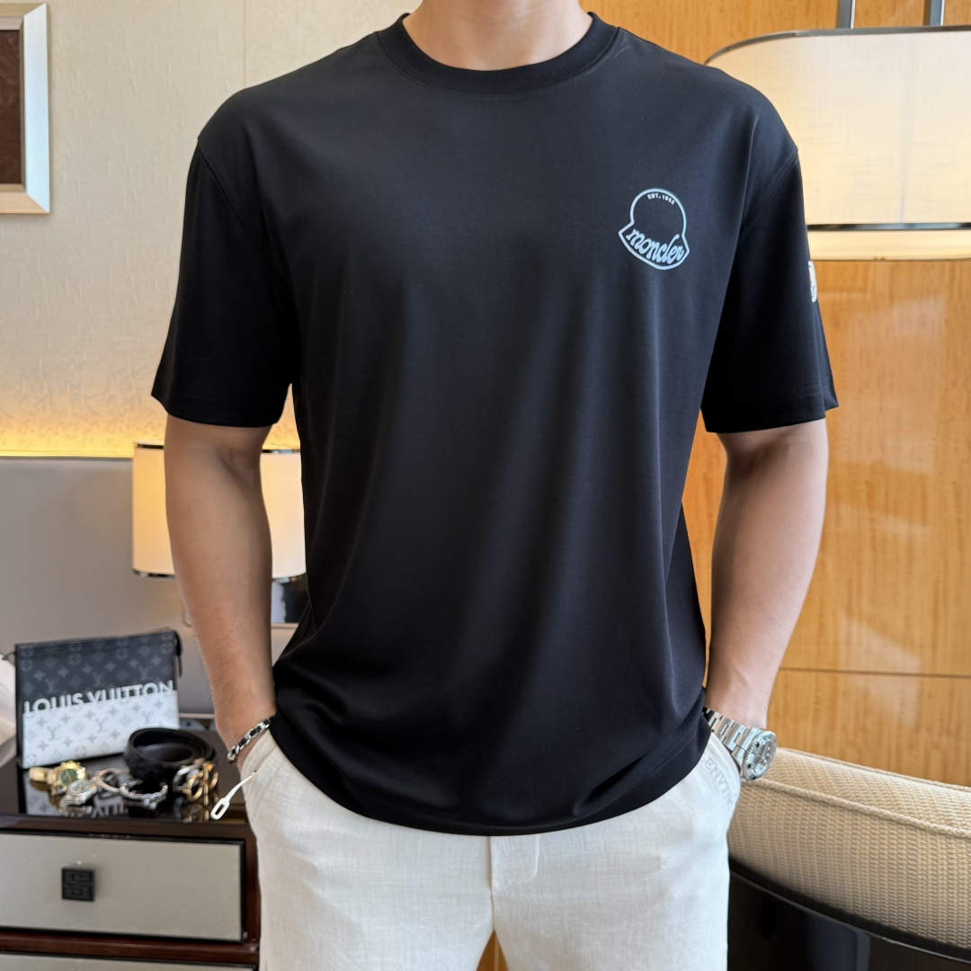 NO:833570,Meng Mouth - 2026 Year of the Horse spring and summer new men's wide-edition short-sleeved T-shirt, urban casual style, a very design item, top-grade foreign merchants provide customized cotton fabrics, extremely comfortable and breathable, positive skin-friendly, subverting the comfort experience brought by traditional fabrics, exquisite craftsmanship and accessories. The brand LOGO pattern on the chest is made with unique craftsmanship, with strong style. Original tailoring, meticulous detail processing to better highlight its quality. Loose size M-3XL  Can wear up to 220 pounds!  ,,Moncler,T-shirt,tees,t-shirt,19860909蒙口 - 2026马年春夏新款男士阔版短袖T恤,都市休闲风格,极具设计感的一款单品,顶级外商客供定制棉面料,上手极微舒适透气,亲肤性积极,颠覆传统面料所带来的舒适体验,工艺辅料考究.胸前品牌LOGO图案以独特工艺制作而成,风格性极强.原版剪裁,一丝不苟细节处理更佳彰显其品质.宽松尺码M-3XL 最大可穿220斤！,,Moncler,T-shirt,tees，t-shirt,,Men's clothing