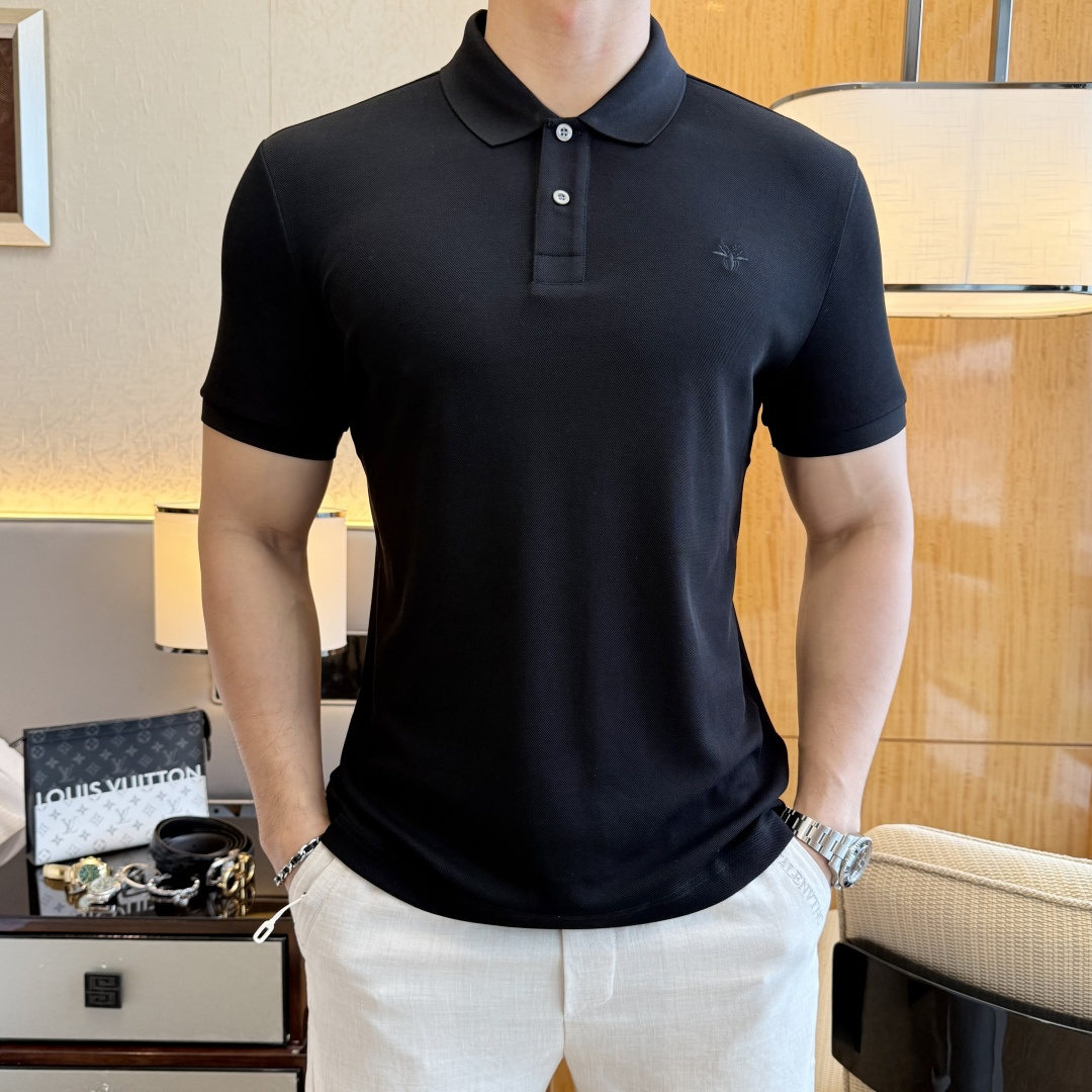NO:849223,Dior - 2026ss New Year of the Horse spring and summer new polo collar short-sleeved series. Selected high-quality double mercerized pique cotton fabrics, fashionable big-name element logo design, awesome upper body shape, fine, comfortable and breathable fabrics, super good-looking and a must-have for fashionable men with any combination!  Sizes M-3XL can fit up to 200 pounds!  ,,dior,T-shirt,19860909迪奥- 2026ss马年春夏新款polo领短袖系列.精选优质双丝光珠地棉面料,时尚大牌元素logo设计,上身版型超赞,面料细腻舒适透气,随意搭配都超级好看时尚型男必备款哦！尺码M-3XL 最大可穿200斤！,,dior,T-shirt,,Men's clothing