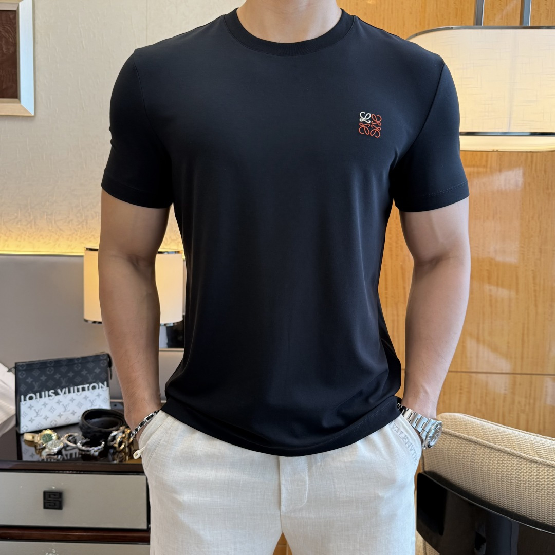 NO:846112,Luo Yiwei - 2026ss Year of the Horse Spring and Summer high-quality short-sleeved T-shirts. Official website synchronization. High-end quality. Customized top-grade mercerized cotton fabric, 1:1 production by top manufacturers, fashionable brand heavy craftsmanship logo design, soft and delicate feel. Skin-friendly and comfortable to wear. Versatile and casual. The upper body is very good. Handsome. A must-have for trendy men. Sizes M-3XL. Can wear up to 190 pounds!  ,,loewe,T-shirt,tees,t-shirt,19860909罗意威 - 2026ss马年贺岁款春夏精品短袖T恤 官网同步 高端品质 定制顶级丝光棉面料,顶级大厂1:1制作,时尚大牌重工艺logo设计,手感柔软细腻 穿着亲肤舒适 百搭休闲 上身非常赞 帅气 潮男必备品 尺码M-3XL 最大可穿190斤！,,loewe,T-shirt,tees，t-shirt,,Men's clothing