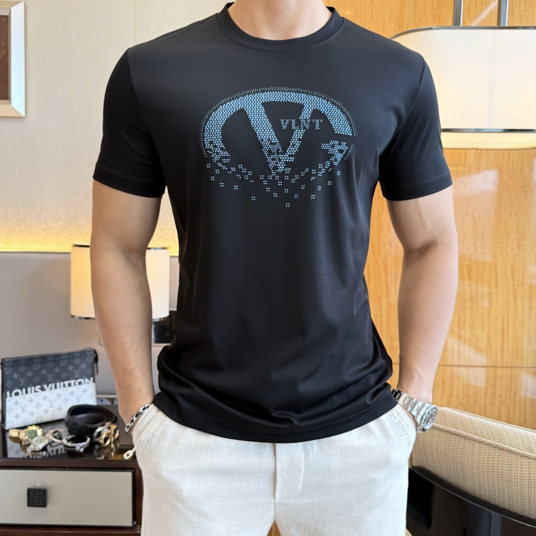 NO:846104,Valentino - 2026ss Year of the Horse Spring and Summer premium short-sleeved T-shirt. Official website synchronization. High-end quality. Customized top-grade mercerized cotton fabric, 1:1 production by top manufacturers, fashionable brand heavy craftsmanship logo design, soft and delicate feel. Skin-friendly and comfortable to wear. Versatile and casual. The upper body is very good. Handsome. A must-have for trendy men. Size M-3XL. Can wear up to 200 pounds!  ,,valentino,T-shirt,tees,t-shirt,19860909华伦天奴 - 2026ss马年贺岁款春夏精品短袖T恤 官网同步 高端品质 定制顶级丝光棉面料,顶级大厂1:1制作,时尚大牌重工艺logo设计,手感柔软细腻 穿着亲肤舒适 百搭休闲 上身非常赞 帅气 潮男必备品 尺码M-3XL 最大可穿200斤！,,valentino,T-shirt,tees，t-shirt,,Men's clothing