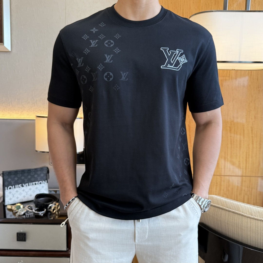 NO:846096,LV- 2026ss Spring and Summer high-quality short-sleeved T-shirt for the Year of the Horse, synchronized with the official website, high-end quality, customized top-grade mercerized cotton fabric, 1:1 production by top manufacturers, fashionable brand heavy craftsmanship logo design, soft and delicate feel, skin-friendly and comfortable to wear, versatile and casual, the upper body is very good, handsome, a must-have for trendy men, size M-3XL, can wear up to 200 pounds!  ,,louis vuitton,T-shirt,tees,t-shirt,19860909LV- 2026ss马年贺岁款春夏精品短袖T恤 官网同步 高端品质 定制顶级丝光棉面料,顶级大厂1:1制作,时尚大牌重工艺logo设计,手感柔软细腻 穿着亲肤舒适 百搭休闲 上身非常赞 帅气 潮男必备品 尺码M-3XL 最大可穿200斤！,,louis vuitton,T-shirt,tees，t-shirt,,Men's clothing
