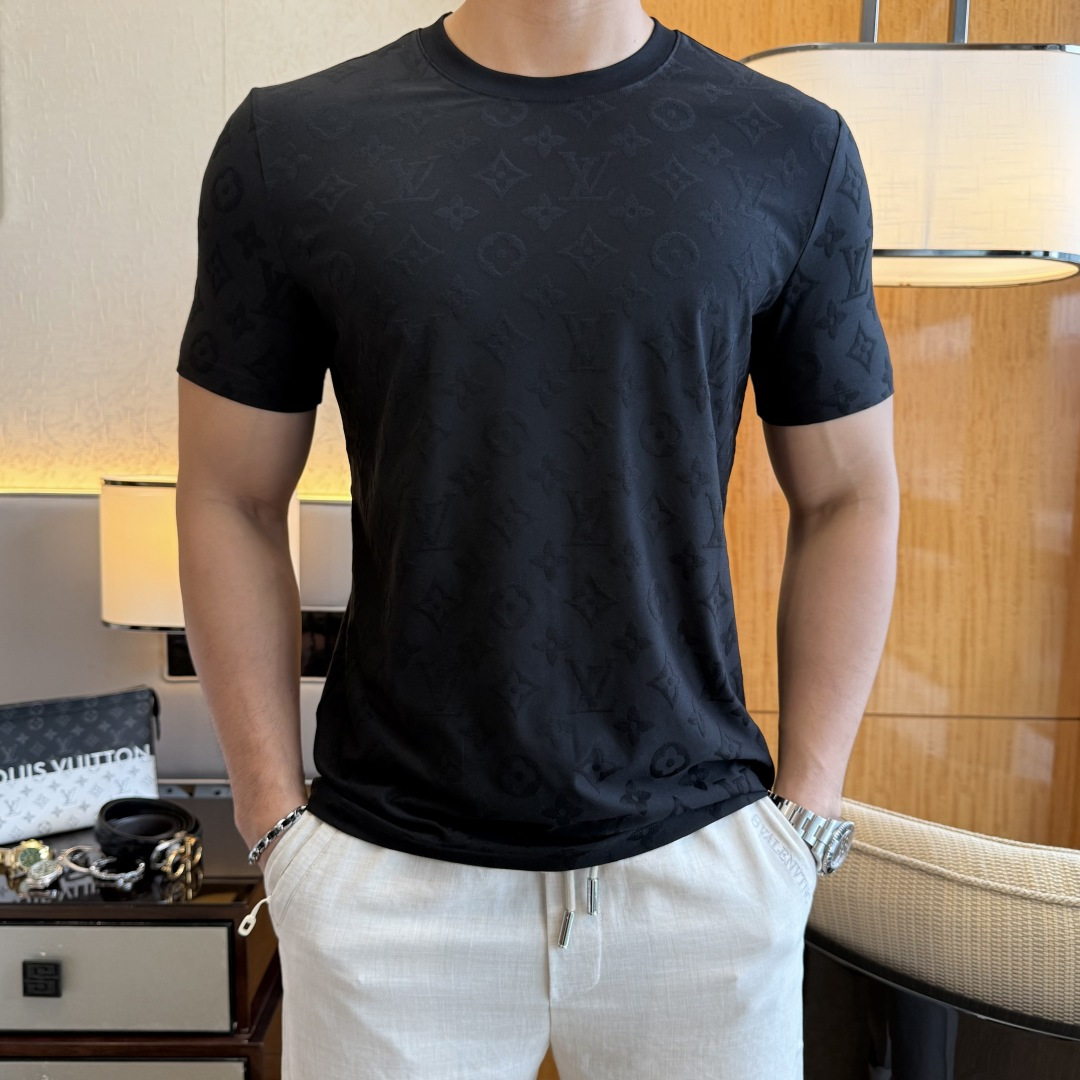 NO:840672,LV- 2026ss Spring and Summer high-quality short-sleeved T-shirt for the Year of the Horse, synchronized with the official website, high-end quality, customized top-grade mercerized cotton fabric, 1:1 production by top manufacturers, fashionable brand heavy craftsmanship logo design, soft and delicate feel, skin-friendly and comfortable to wear, versatile and casual, the upper body is very good, handsome, a must-have for trendy men, size M-3XL, can wear up to 200 pounds!  ,,louis vuitton,T-shirt,tees,t-shirt,19860909LV- 2026ss马年贺岁款春夏精品短袖T恤 官网同步 高端品质 定制顶级丝光棉面料,顶级大厂1:1制作,时尚大牌重工艺logo设计,手感柔软细腻 穿着亲肤舒适 百搭休闲 上身非常赞 帅气 潮男必备品 尺码M-3XL 最大可穿200斤！,,louis vuitton,T-shirt,tees，t-shirt,,Men's clothing