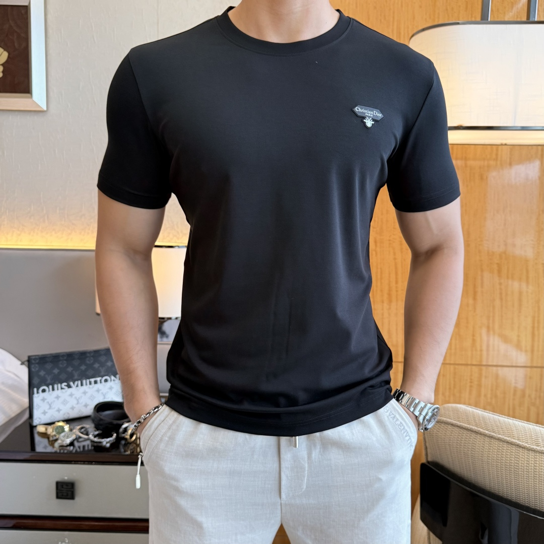 NO:828303,Dior - 2026ss Spring and Summer high-quality short-sleeved T-shirt for the Year of the Horse. Official website synchronization. High-end quality. Customized top-grade mercerized cotton fabric, 1:1 production by top manufacturers, fashionable brand heavy craftsmanship logo design, soft and delicate feel. Skin-friendly and comfortable to wear. Versatile and casual. The upper body is very good. Handsome. A must-have for trendy men. Sizes M-3XL. Maximum weight can be worn!  ,,dior,T-shirt,tees,t-shirt,19860909迪奥- 2026ss马年贺岁款春夏精品短袖T恤 官网同步 高端品质 定制顶级丝光棉面料,顶级大厂1:1制作,时尚大牌重工艺logo设计,手感柔软细腻 穿着亲肤舒适 百搭休闲 上身非常赞 帅气 潮男必备品 尺码M-3XL 最大可穿斤！,,dior,T-shirt,tees，t-shirt,,Men's clothing