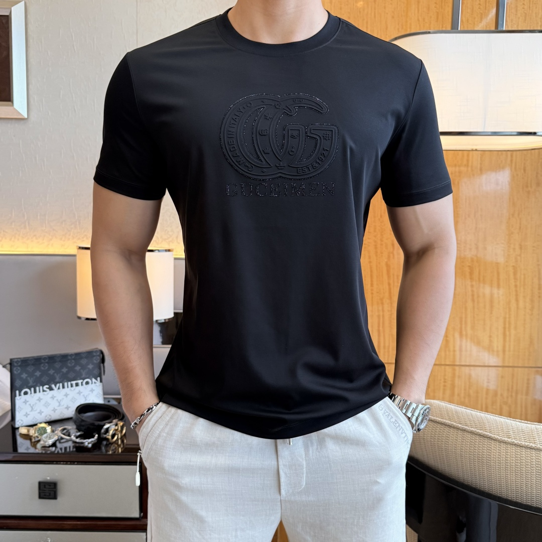 NO:832293,Gucci - 2026ss Spring and Summer high-quality short-sleeved T-shirts for the Year of the Horse. Official website synchronized. High-end quality. Customized top-grade mercerized cotton fabric, 1:1 production by top manufacturers, fashionable brand heavy craftsmanship logo design, soft and delicate feel. Skin-friendly and comfortable to wear. Versatile and casual. The upper body is very good. Handsome. A must-have for trendy men. Sizes M-3XL. Maximum weight can be worn!  ,,T-shirt,tees,t-shirt,19860909古奇 - 2026ss马年贺岁款春夏精品短袖T恤 官网同步 高端品质 定制顶级丝光棉面料,顶级大厂1:1制作,时尚大牌重工艺logo设计,手感柔软细腻 穿着亲肤舒适 百搭休闲 上身非常赞 帅气 潮男必备品 尺码M-3XL 最大可穿斤！,,T-shirt,tees，t-shirt,,Men's clothing
