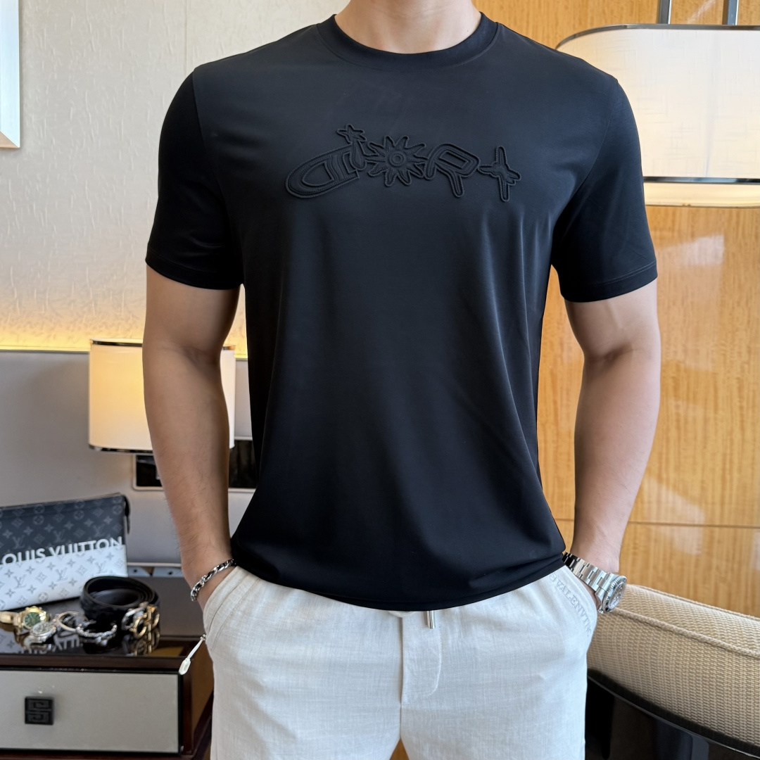 NO:846092,Dior - 2026ss Spring and Summer high-quality short-sleeved T-shirt for the Year of the Horse. Official website synchronization. High-end quality. Customized top-grade mercerized cotton fabric, 1:1 production by top manufacturers, fashionable brand heavy craftsmanship logo design, soft and delicate feel. Skin-friendly and comfortable to wear. Versatile and casual. The upper body is very good. Handsome. A must-have for trendy men. Sizes M-3XL. Can wear up to 200 pounds!  ,,dior,T-shirt,tees,t-shirt,19860909迪奥- 2026ss马年贺岁款春夏精品短袖T恤 官网同步 高端品质 定制顶级丝光棉面料,顶级大厂1:1制作,时尚大牌重工艺logo设计,手感柔软细腻 穿着亲肤舒适 百搭休闲 上身非常赞 帅气 潮男必备品 尺码M-3XL 最大可穿200斤！,,dior,T-shirt,tees，t-shirt,,Men's clothing