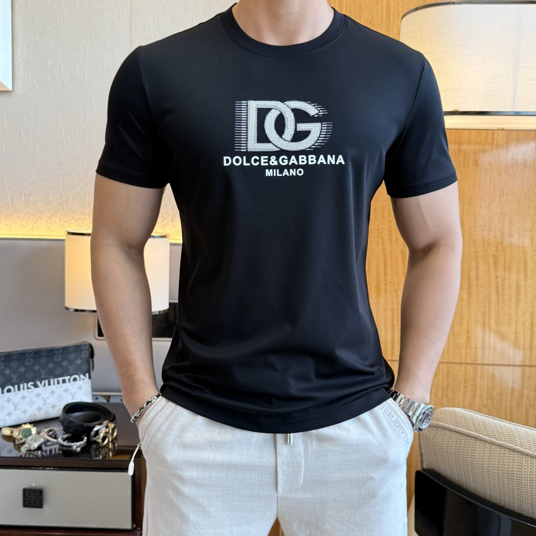NO:846100,DG - 2026ss Spring and Summer high-quality short-sleeved T-shirt for the Year of the Horse, synchronized with the official website, high-end quality, customized top-grade mercerized cotton fabric, 1:1 production by top manufacturers, fashionable brand heavy craftsmanship logo design, soft and delicate feel, skin-friendly and comfortable to wear, versatile and casual, the upper body is very good, handsome, a must-have for trendy men, size M-3XL, can wear up to 190 pounds!  ,,T-shirt,tees,t-shirt,19860909DG - 2026ss马年贺岁款春夏精品短袖T恤 官网同步 高端品质 定制顶级丝光棉面料,顶级大厂1:1制作,时尚大牌重工艺logo设计,手感柔软细腻 穿着亲肤舒适 百搭休闲 上身非常赞 帅气 潮男必备品 尺码M-3XL 最大可穿190斤！,,T-shirt,tees，t-shirt,,Men's clothing