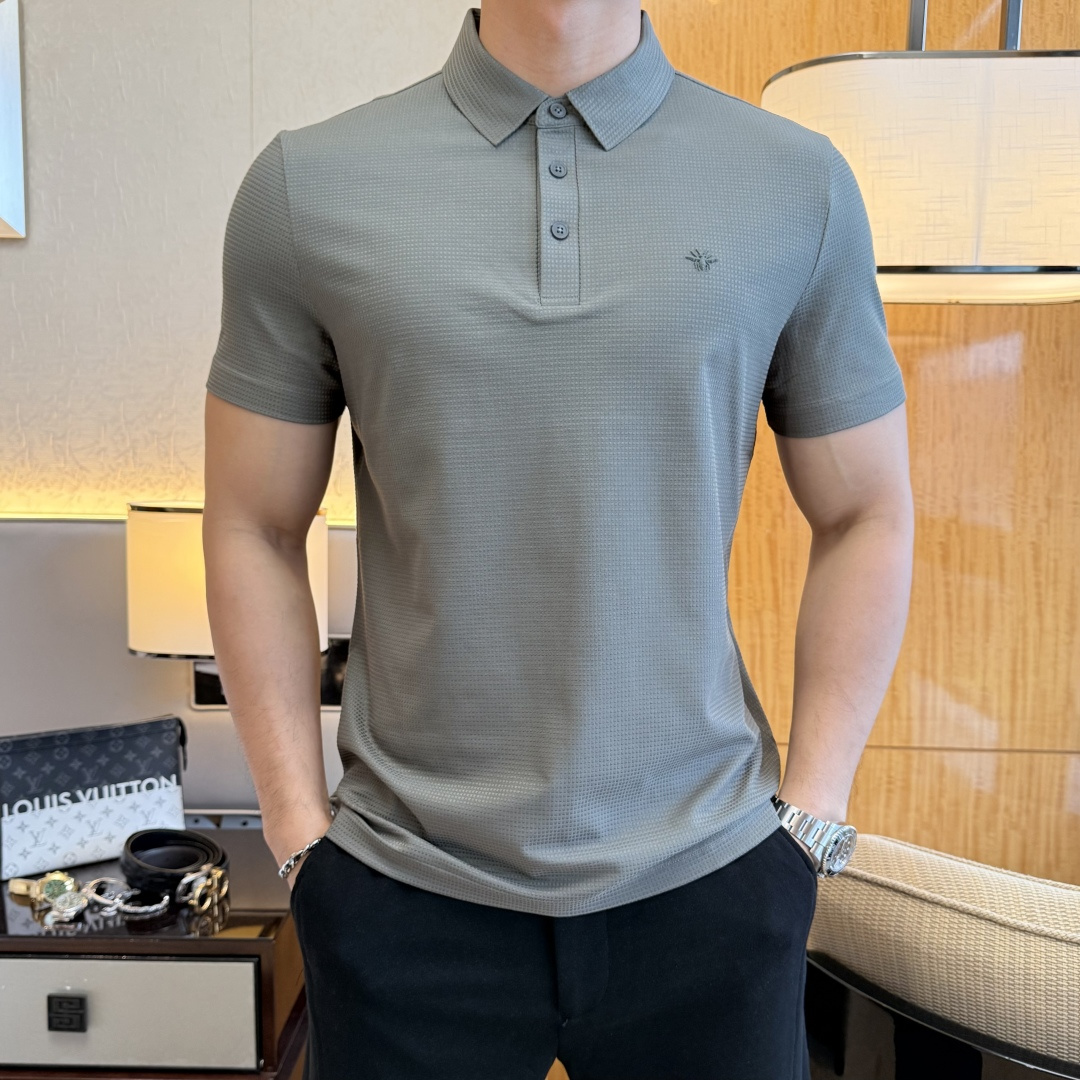 NO:828335,Dior - 2026ss New Year of the Horse spring and summer new polo collar short-sleeved series. Selected high-quality long-staple cotton fabrics, fashionable big-name element logo design, awesome upper body shape, fine, comfortable and breathable fabrics, super good-looking with any combination, a must-have for fashionable men!  Sizes M-3XL can fit up to 200 pounds!  ,,dior,T-shirt,19860909迪奥 - 2026ss马年春夏新款polo领短袖系列.精选优质长绒棉面料,时尚大牌元素logo设计,上身版型超赞,面料细腻舒适透气,随意搭配都超级好看时尚型男必备款哦！尺码M-3XL 最大可穿200斤！,,dior,T-shirt,,Men's clothing
