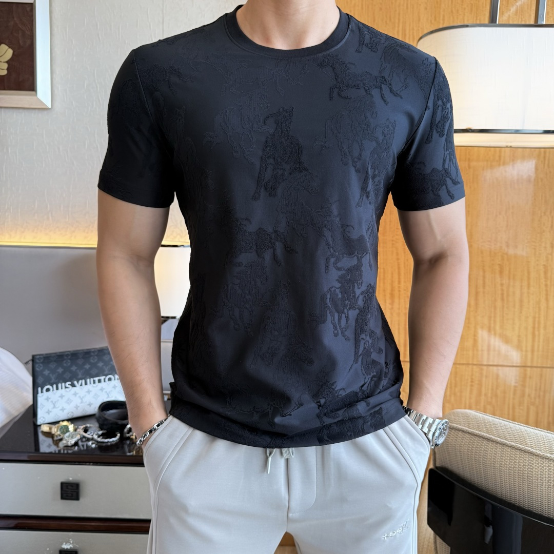 NO:828319,Hermès - 2026ss Year of the Horse Spring and Summer high-quality short-sleeved T-shirt. Official website synchronized. High-end quality. Customized top-grade mercerized cotton fabric, 1:1 production by top manufacturers, fashionable brand heavy craftsmanship logo design, soft and delicate feel. Skin-friendly and comfortable to wear. Versatile and casual. The upper body is very good. Handsome. A must-have for trendy men. Sizes M-3XL. Can wear up to 190 pounds!  ,,hermes,T-shirt,tees,t-shirt,19860909爱玛仕- 2026ss马年贺岁款春夏精品短袖T恤 官网同步 高端品质 定制顶级丝光棉面料,顶级大厂1:1制作,时尚大牌重工艺logo设计,手感柔软细腻 穿着亲肤舒适 百搭休闲 上身非常赞 帅气 潮男必备品 尺码M-3XL 最大可穿190斤！,,hermes,T-shirt,tees，t-shirt,,Men's clothing