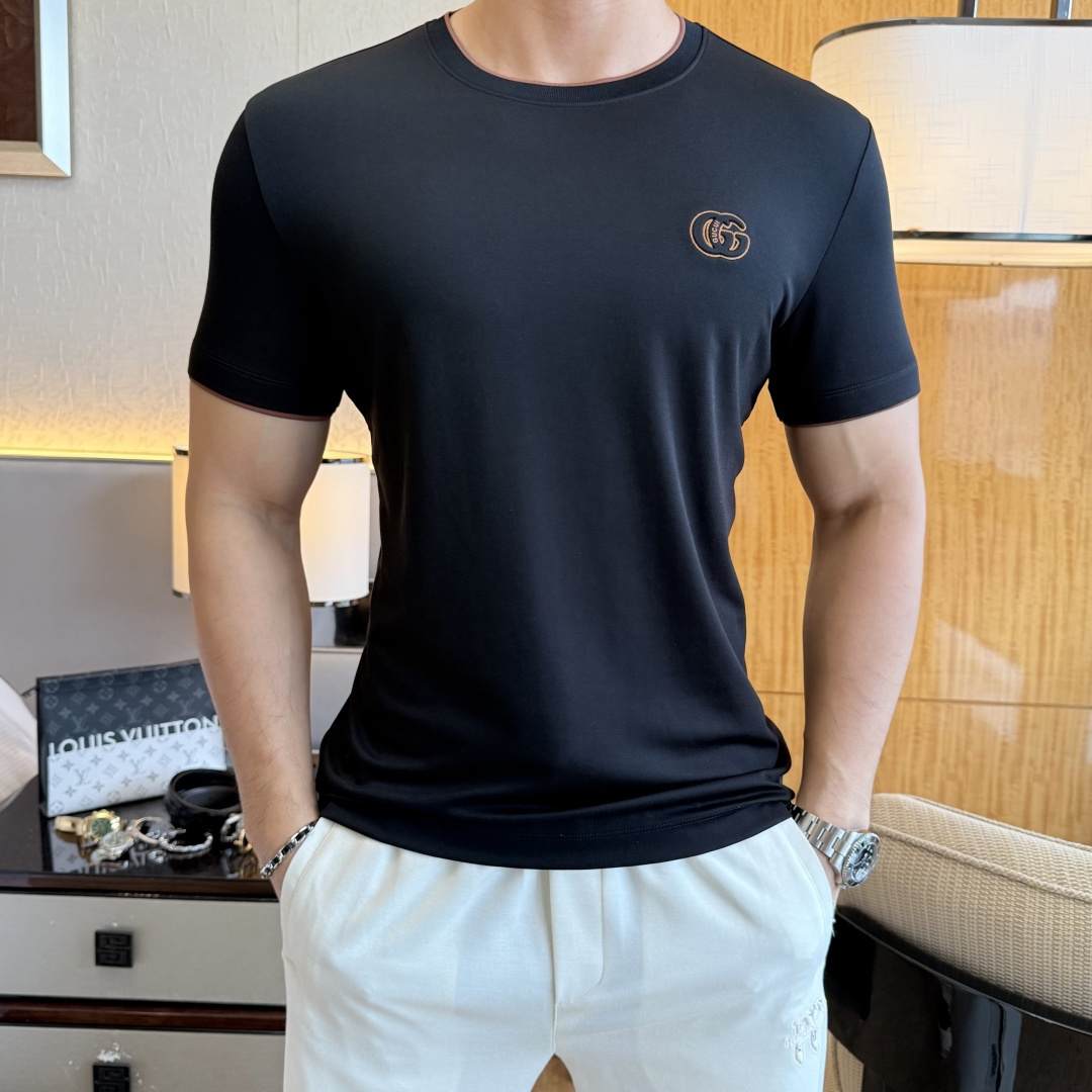 NO:914853,Gucci - 2026ss Spring and Summer high-quality short-sleeved T-shirt for the Year of the Horse. Official website synchronization. High-end quality. Customized top-grade mercerized cotton fabric, 1:1 production by top manufacturers, fashionable brand heavy craftsmanship logo design, soft and delicate feel. Skin-friendly and comfortable to wear. Versatile and casual. The upper body is very good. Handsome. A must-have for trendy men. Sizes M-3XL. Can wear up to 200 pounds!  ,,T-shirt,tees,t-shirt,19860909古奇- 2026ss马年贺岁款春夏精品短袖T恤 官网同步 高端品质 定制顶级丝光棉面料,顶级大厂1:1制作,时尚大牌重工艺logo设计,手感柔软细腻 穿着亲肤舒适 百搭休闲 上身非常赞 帅气 潮男必备品 尺码M-3XL 最大可穿200斤！,,T-shirt,tees，t-shirt,,Men's clothing
