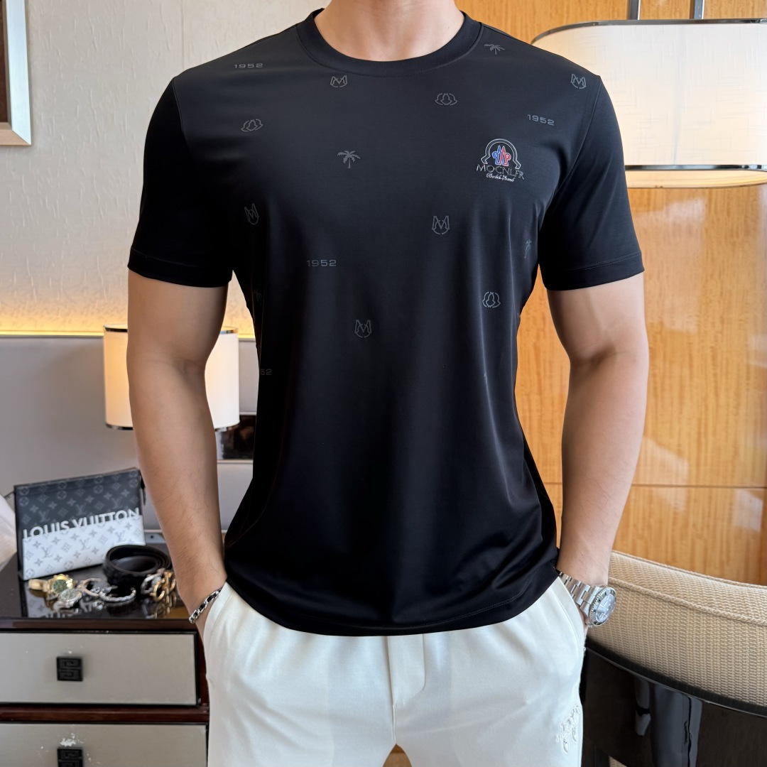 NO:840688,Mouth Mouth - 2026ss Year of the Horse spring and summer high-quality short-sleeved T-shirts. Official website synchronization. High-end quality. Customized top-grade mercerized cotton fabric, 1:1 production by top manufacturers, fashionable brand heavy craftsmanship logo design, soft and delicate feel. Skin-friendly and comfortable to wear. Versatile and casual. The upper body is very good. Handsome. A must-have for trendy men. Sizes M-3XL. Can wear up to 190 pounds!  ,,Moncler,T-shirt,tees,t-shirt,19860909蒙口 - 2026ss马年贺岁款春夏精品短袖T恤 官网同步 高端品质 定制顶级丝光棉面料,顶级大厂1:1制作,时尚大牌重工艺logo设计,手感柔软细腻 穿着亲肤舒适 百搭休闲 上身非常赞 帅气 潮男必备品 尺码M-3XL 最大可穿190斤！,,Moncler,T-shirt,tees，t-shirt,,Men's clothing