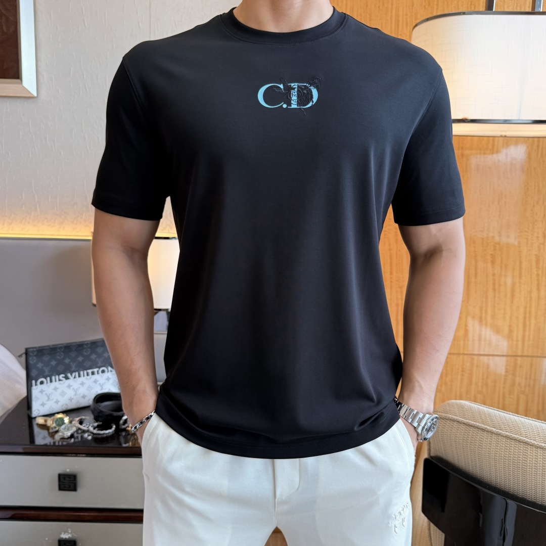 NO:840684,Dior - 2026ss Year of the Horse spring and summer high-quality short-sleeved T-shirt. Official website synchronization. High-end quality. Customized top-grade mercerized cotton fabric, 1:1 production by top manufacturers, fashionable brand heavy craftsmanship logo design, soft and delicate feel. Skin-friendly and comfortable to wear. Versatile and casual. The upper body is very good. Handsome. A must-have for trendy men. Sizes M-3XL. Can wear up to 200 pounds!  ,,dior,T-shirt,tees,t-shirt,19860909迪奥 - 2026ss马年贺岁款春夏精品短袖T恤 官网同步 高端品质 定制顶级丝光棉面料,顶级大厂1:1制作,时尚大牌重工艺logo设计,手感柔软细腻 穿着亲肤舒适 百搭休闲 上身非常赞 帅气 潮男必备品 尺码M-3XL 最大可穿200斤！,,dior,T-shirt,tees，t-shirt,,Men's clothing