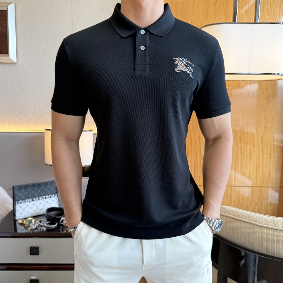 NO:840746,巴宝莉- 2026ss马年春夏新款polo领短袖系列.精选优质双丝光珠地棉面料,时尚大牌元素logo设计,上身版型超赞,面料细腻舒适透气,随意搭配都超级好看时尚型男必备款哦！  Sizes M-3XL can fit up to 200 pounds!  ,,burberry,T-shirt,19860909巴宝莉- 2026ss马年春夏新款polo领短袖系列.精选优质双丝光珠地棉面料,时尚大牌元素logo设计,上身版型超赞,面料细腻舒适透气,随意搭配都超级好看时尚型男必备款哦！尺码M-3XL 最大可穿200斤！,,burberry,T-shirt,,Men's clothing