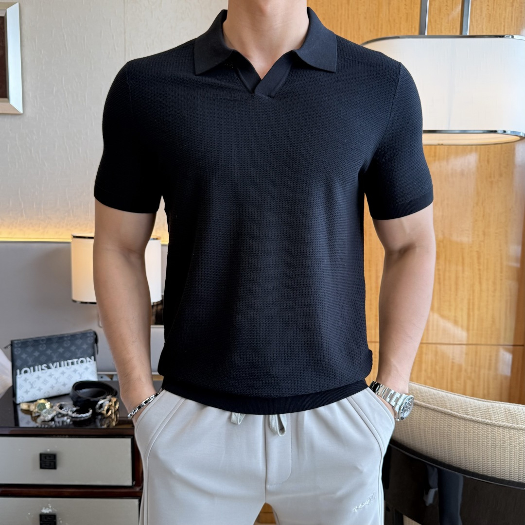 NO:833578,Zegna - 2026ss Year of the Horse Spring and Summer's latest hot-selling boutique knitted short-sleeved T-shirt, customized imported silk cotton fabric, embellished with fashionable big-name element logos, breathable fabric, delicate and soft texture, cool and smooth against the body. Moisture-wicking, simple and generous yet fashionable, three-dimensional tailoring, super stylish upper body!  A must-have for fashionistas, sizes M-3XL, can be worn up to 190 pounds!  ,,zegna,T-shirt,tees,t-shirt,19860909杰尼娅 - 2026ss马年春夏最新大爆款精品针织短袖T恤,定制进口蚕丝棉面料,时尚大牌元素logo点缀,会呼吸的面料,质感细腻柔软,贴身冰爽顺滑.吸湿排汗,简约大方又不失时尚,版型立体裁剪,上身超有型！时尚潮人必备款 尺码M-3XL 最大可穿可穿190斤！,,zegna,T-shirt,tees，t-shirt,,Men's clothing