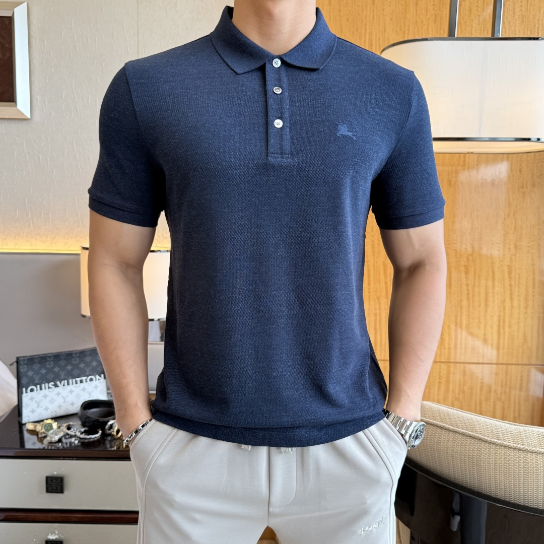 NO:840729,Burberry - 2026ss New Year of the Horse spring and summer new polo collar short-sleeved series. Selected high-quality double mercerized pique cotton fabrics, fashionable big-name element logo design, awesome upper body shape, fine, comfortable and breathable fabrics, super good-looking and a must-have for fashionable men with any combination!  Sizes M-3XL can fit up to 200 pounds!  ,,burberry,T-shirt,19860909巴宝莉 - 2026ss马年春夏新款polo领短袖系列.精选优质双丝光珠地棉面料,时尚大牌元素logo设计,上身版型超赞,面料细腻舒适透气,随意搭配都超级好看时尚型男必备款哦！尺码M-3XL 最大可穿200斤！,,burberry,T-shirt,,Men's clothing