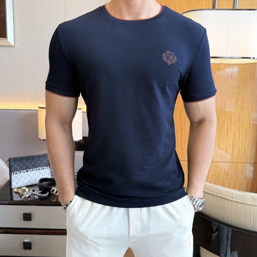 NO:833537,LP Nuoyo - 2026ss Spring and Summer high-quality short-sleeved T-shirt for the Year of the Horse. Official website synchronization. High-end quality. Customized top-grade long-staple cotton fabric, 1:1 production by top manufacturers, fashionable brand heavy craftsmanship logo design, soft and delicate feel. Skin-friendly and comfortable to wear. Versatile and casual. The upper body is very good. Handsome. A must-have for trendy men. Size M-3XL. Can wear up to 200 pounds!  ,,loro piana,T-shirt,tees,t-shirt,19860909LP诺悠- 2026ss马年贺岁款春夏精品短袖T恤 官网同步 高端品质 定制顶级长绒棉面料,顶级大厂1:1制作,时尚大牌重工艺logo设计,手感柔软细腻 穿着亲肤舒适 百搭休闲 上身非常赞 帅气 潮男必备品 尺码M-3XL 最大可穿200斤！,,loro piana,T-shirt,tees，t-shirt,,Men's clothing