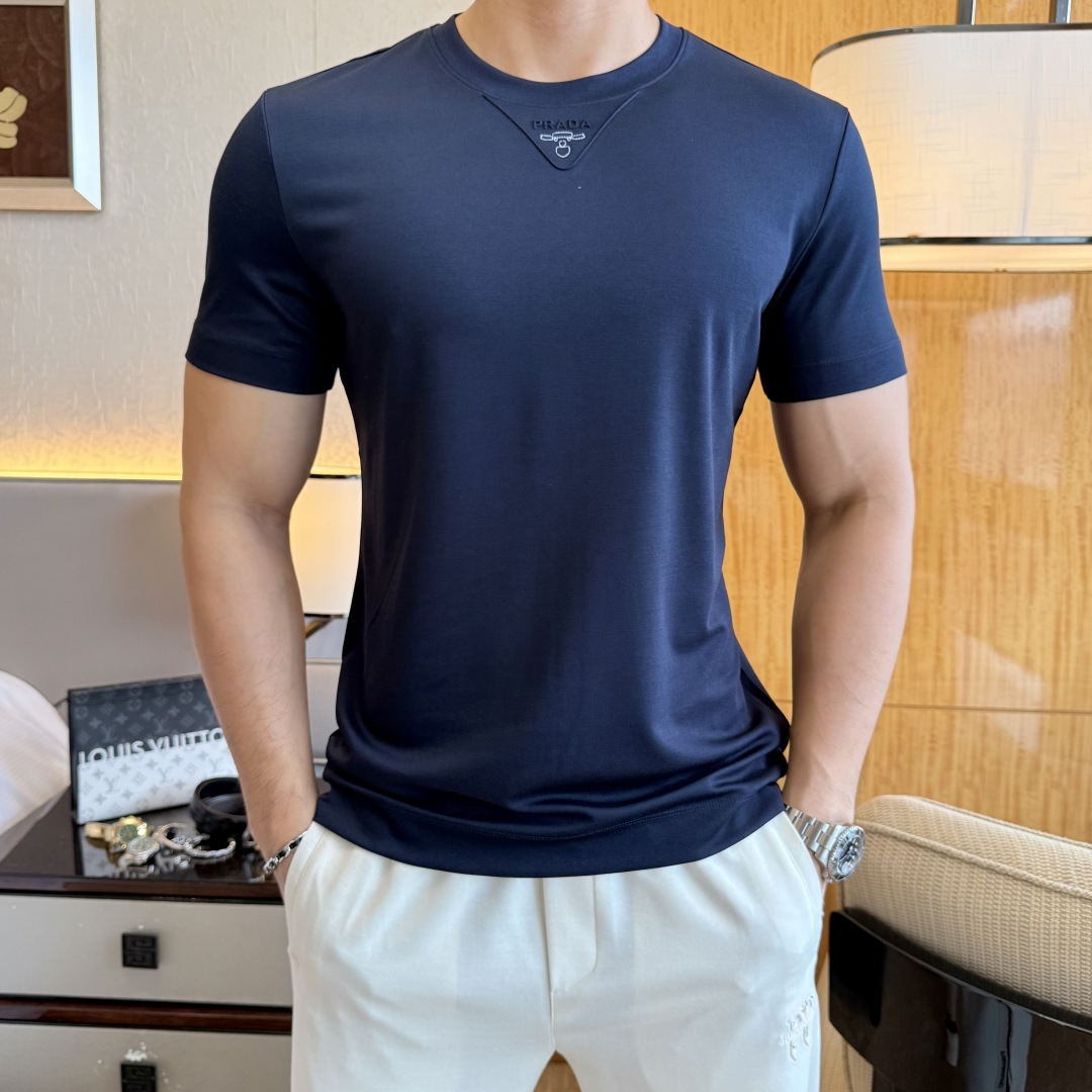 NO:846088,Prada - 2026ss Spring and Summer high-quality short-sleeved T-shirt for the Year of the Horse. Official website synchronization. High-end quality. Customized top-grade mercerized cotton fabric, 1:1 production by top manufacturers, fashionable brand heavy craftsmanship logo design, soft and delicate feel. Skin-friendly and comfortable to wear. Versatile and casual. The upper body is very good. Handsome. A must-have for trendy men. Sizes M-3XL. Can wear up to 200 pounds!  ,,prada,T-shirt,tees,t-shirt,19860909普拉达- 2026ss马年贺岁款春夏精品短袖T恤 官网同步 高端品质 定制顶级丝光棉面料,顶级大厂1:1制作,时尚大牌重工艺logo设计,手感柔软细腻 穿着亲肤舒适 百搭休闲 上身非常赞 帅气 潮男必备品 尺码M-3XL 最大可穿200斤！,,prada,T-shirt,tees，t-shirt,,Men's clothing